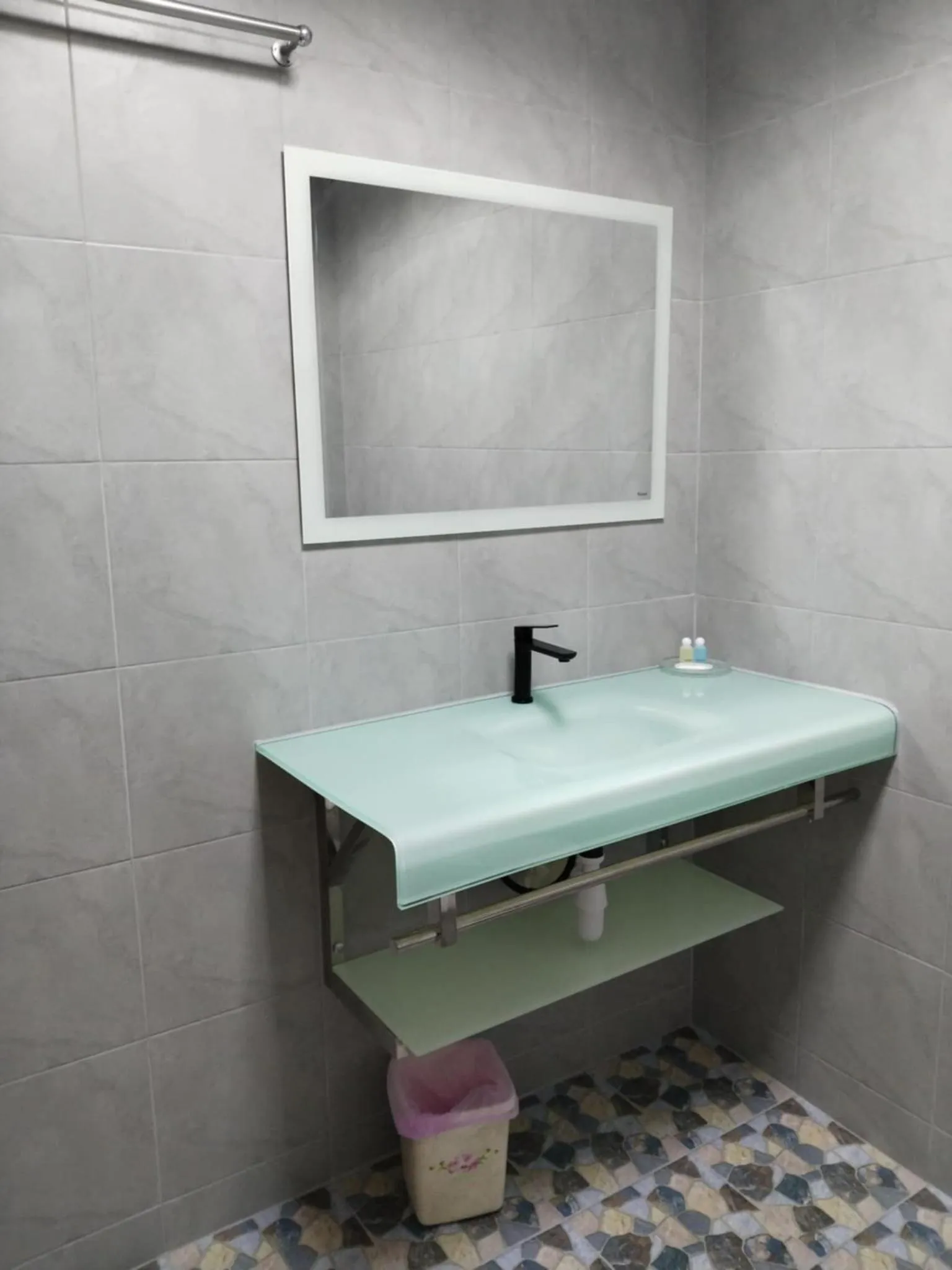 Bathroom in Phratamnak Inn - 100 meter from Beach