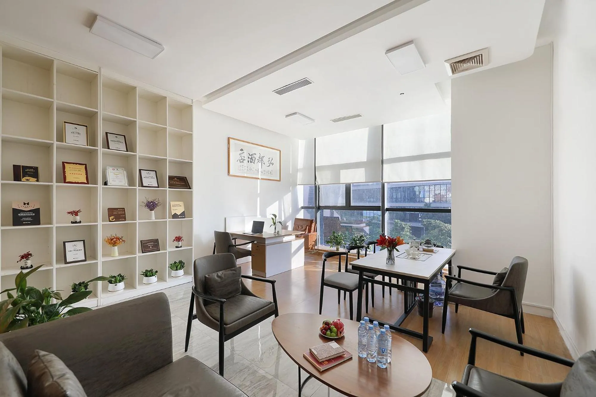 Communal lounge/ TV room in Hongdu Hotel