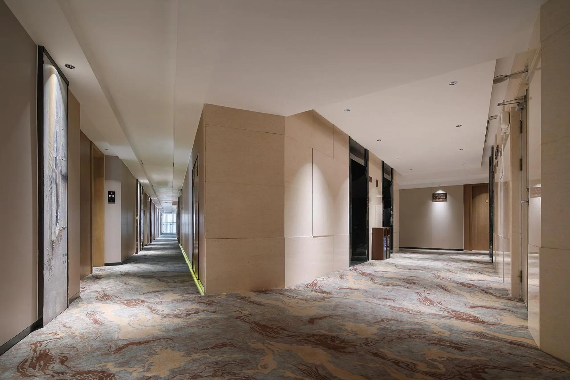 elevator in Hongdu Hotel