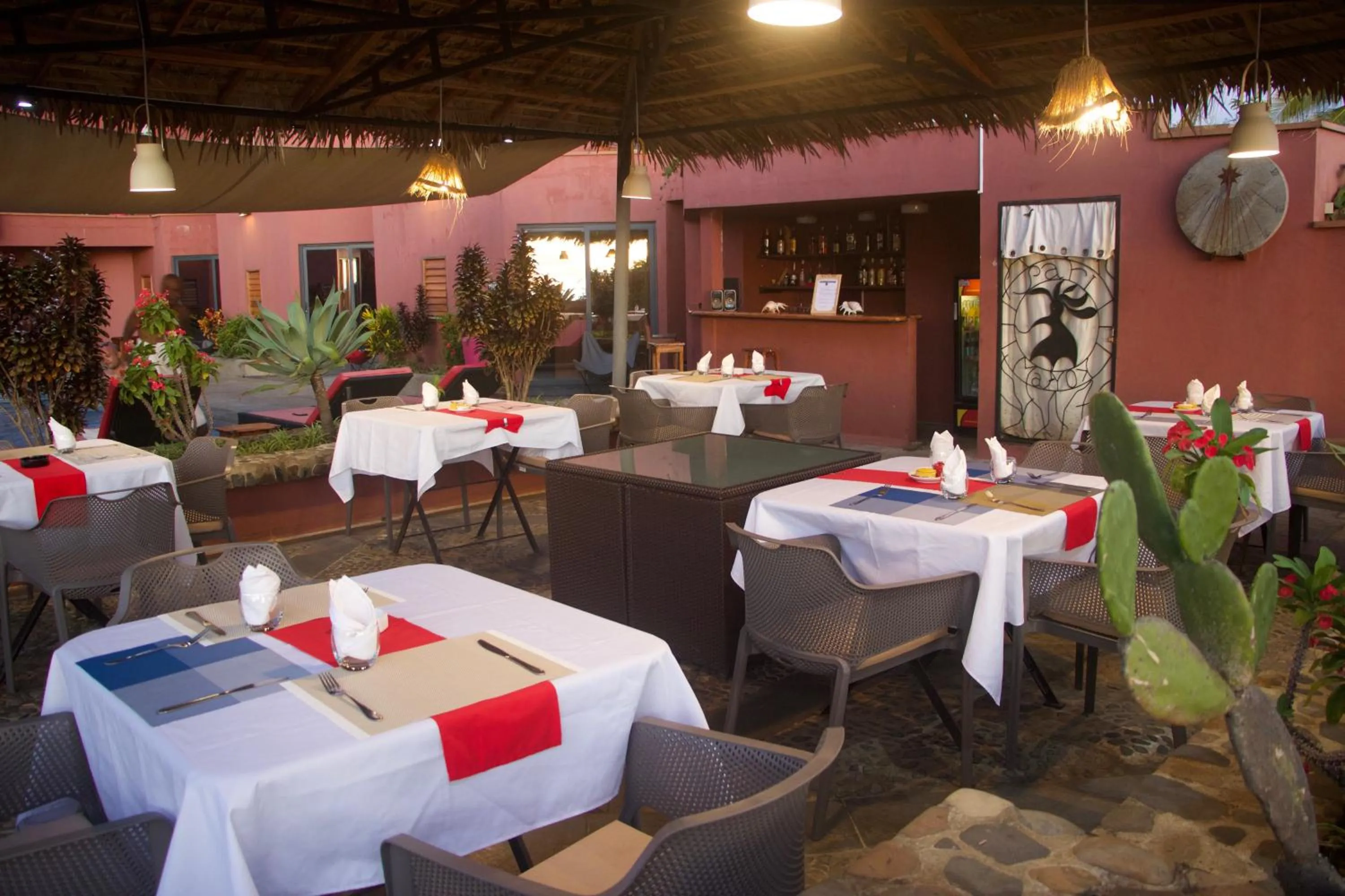 Restaurant/places to eat in Hôtel Sarimanok