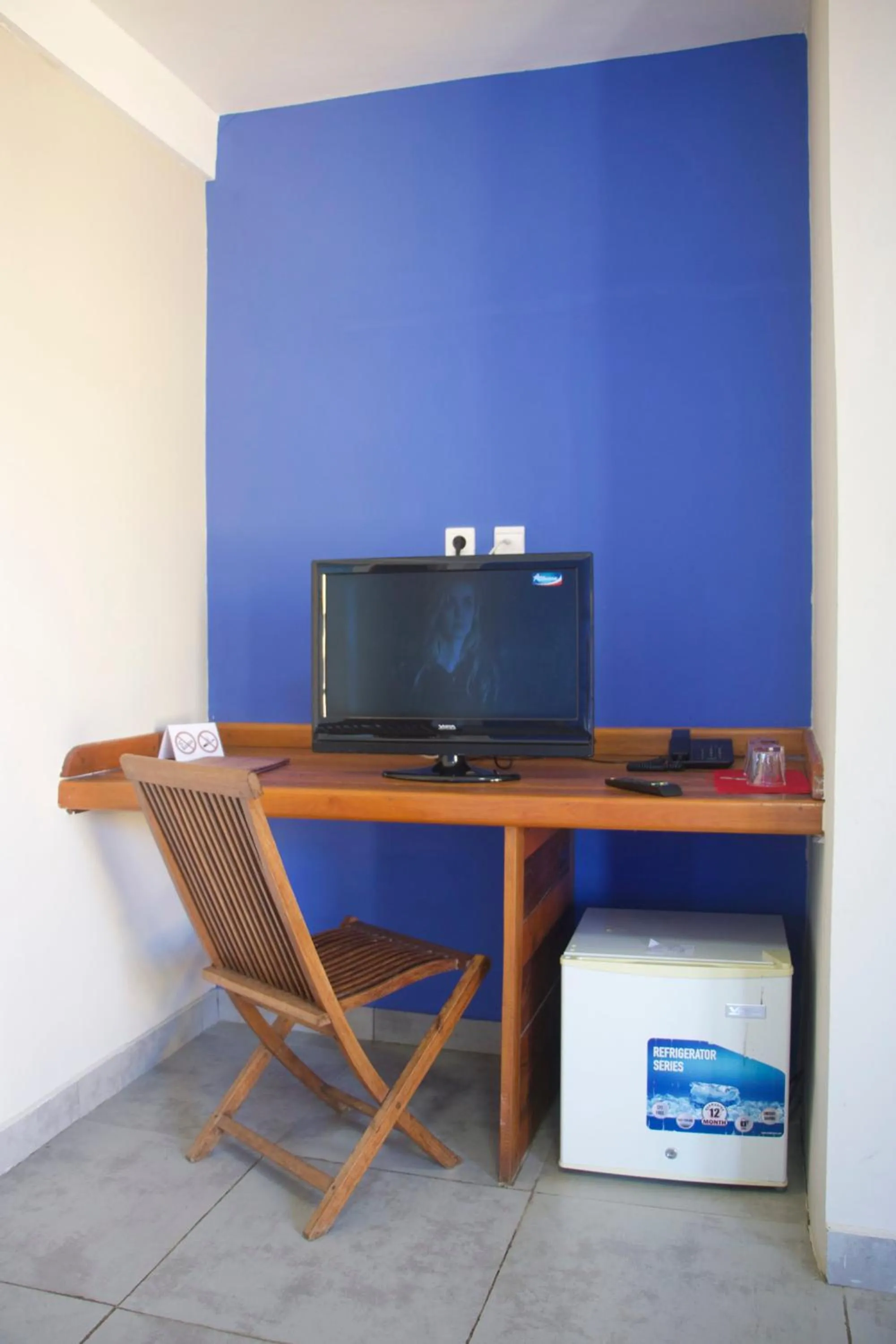 Communal lounge/ TV room in Hôtel Sarimanok