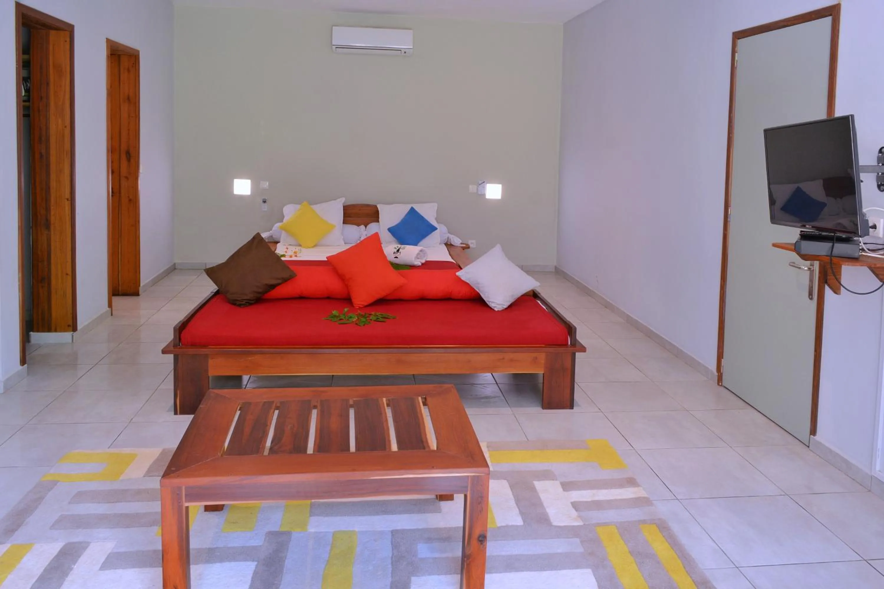 TV and multimedia, Bed in Hôtel Sarimanok