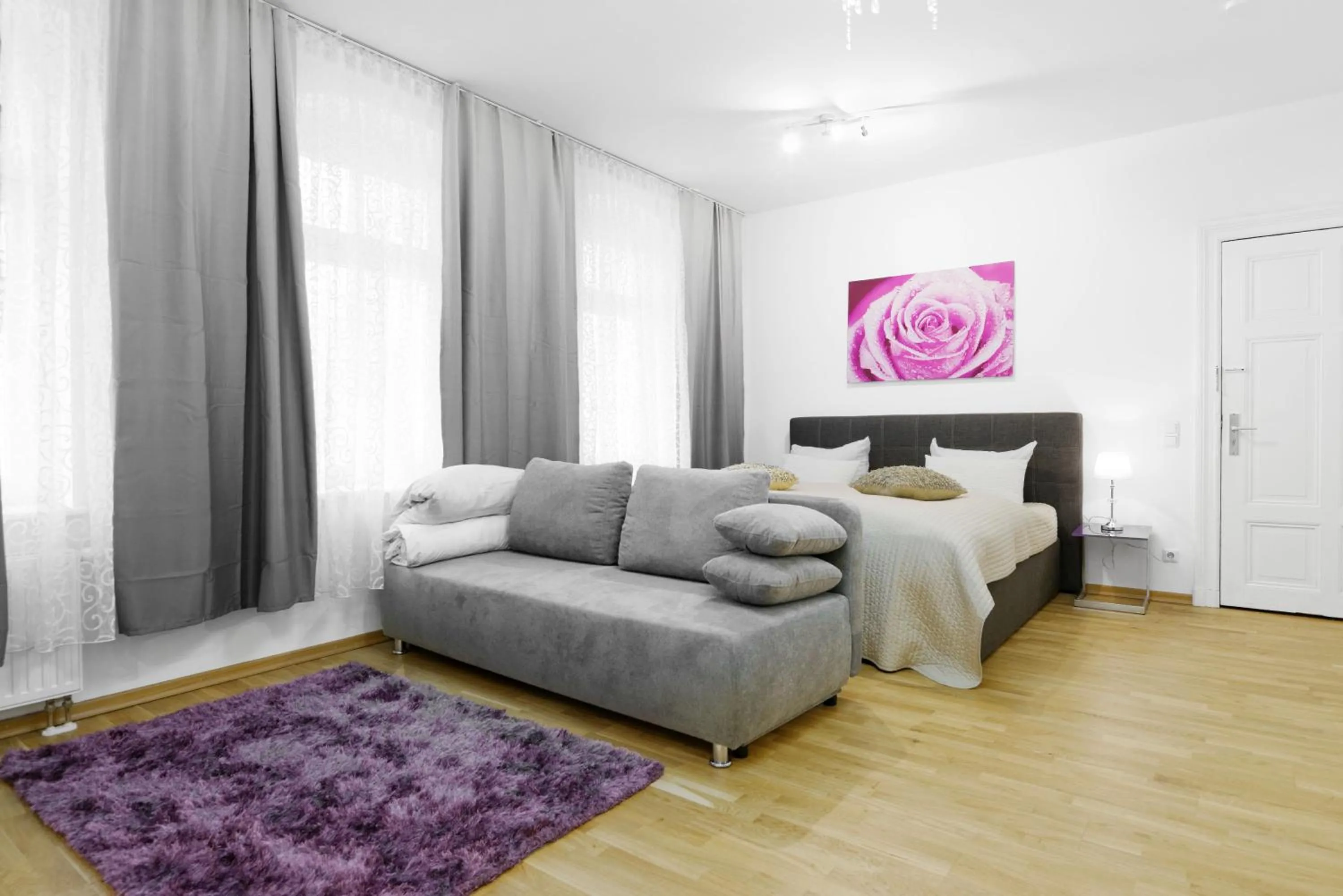 Living room, Bed in Grand Central Mitte Apartment