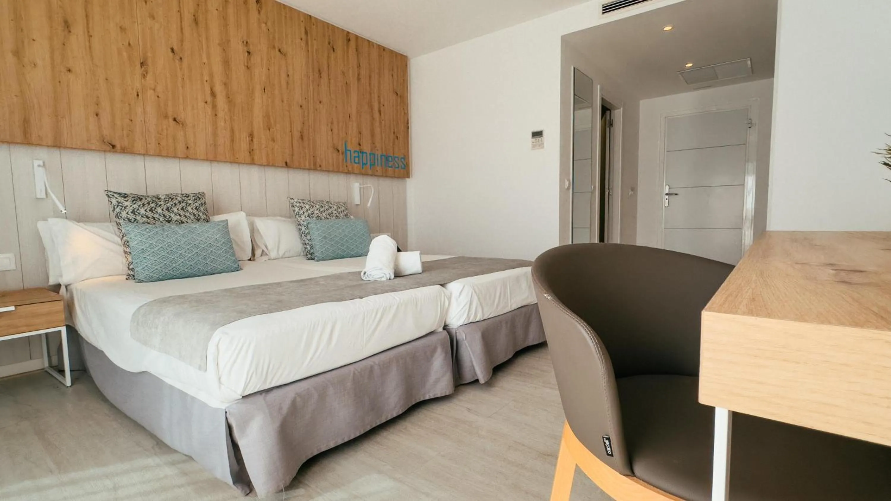 Photo of the whole room, Bed in Labranda Corralejo Village
