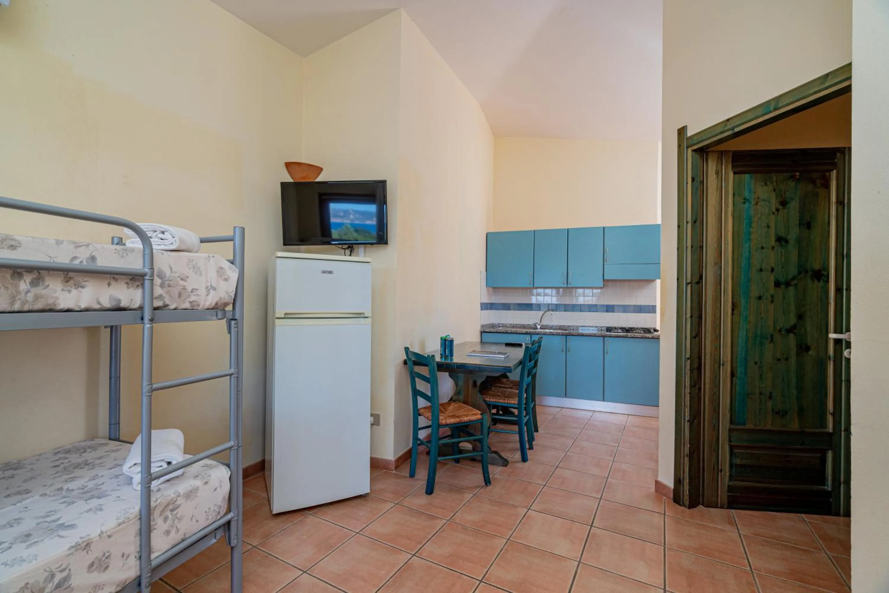 Kitchen or kitchenette, Bed in Club Esse Residence Capo D'orso