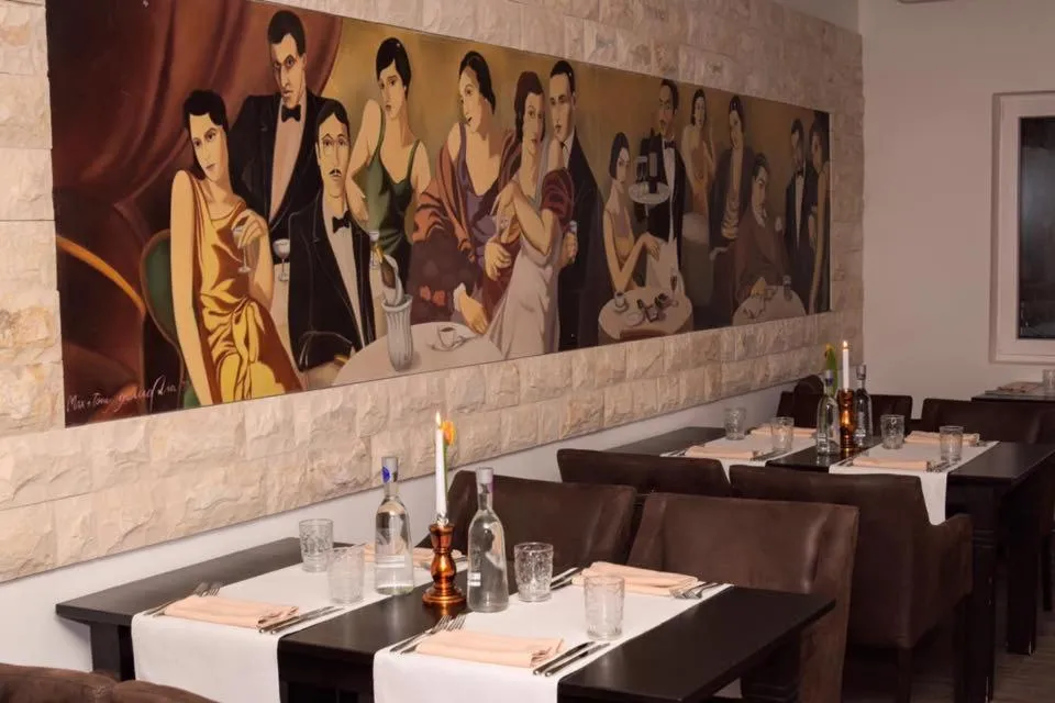 Restaurant/places to eat in Hotel Arts