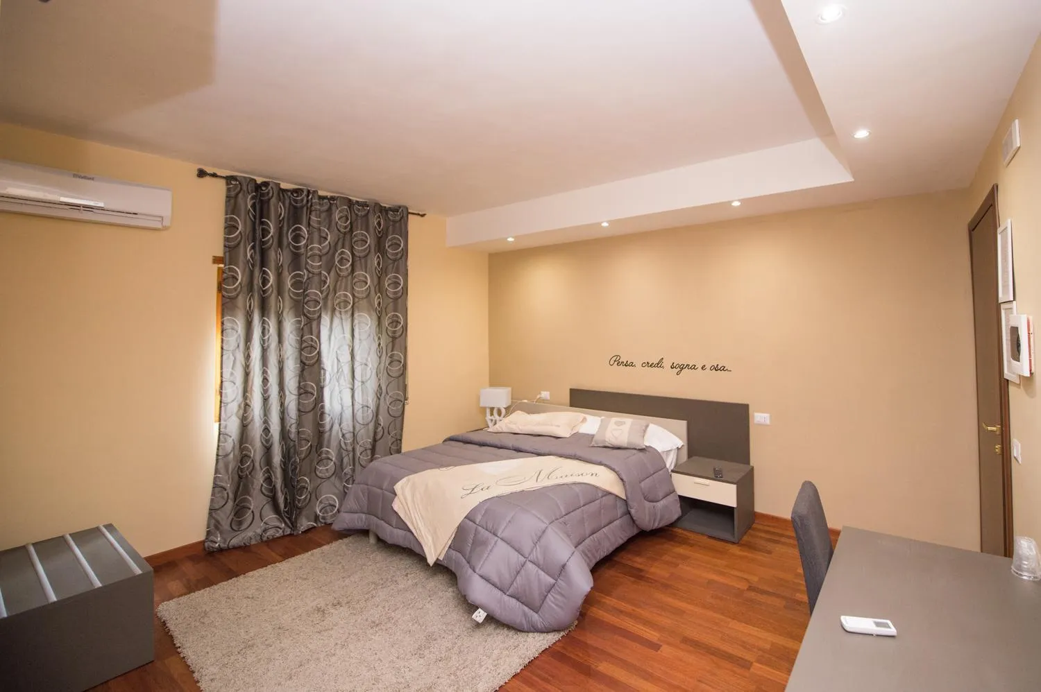 Property building, Bed in Maison 3g