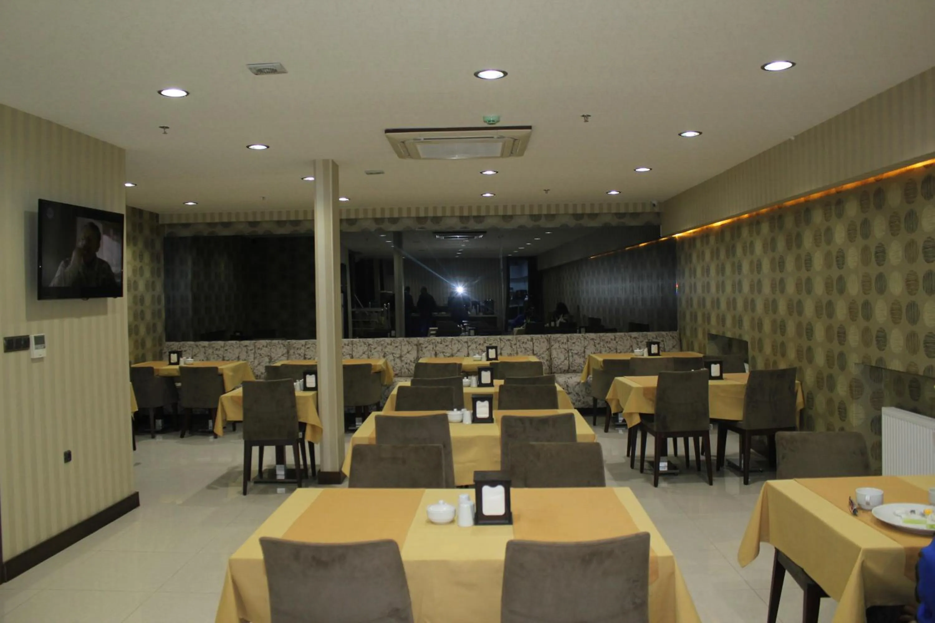 Restaurant/places to eat in Prens Hotel
