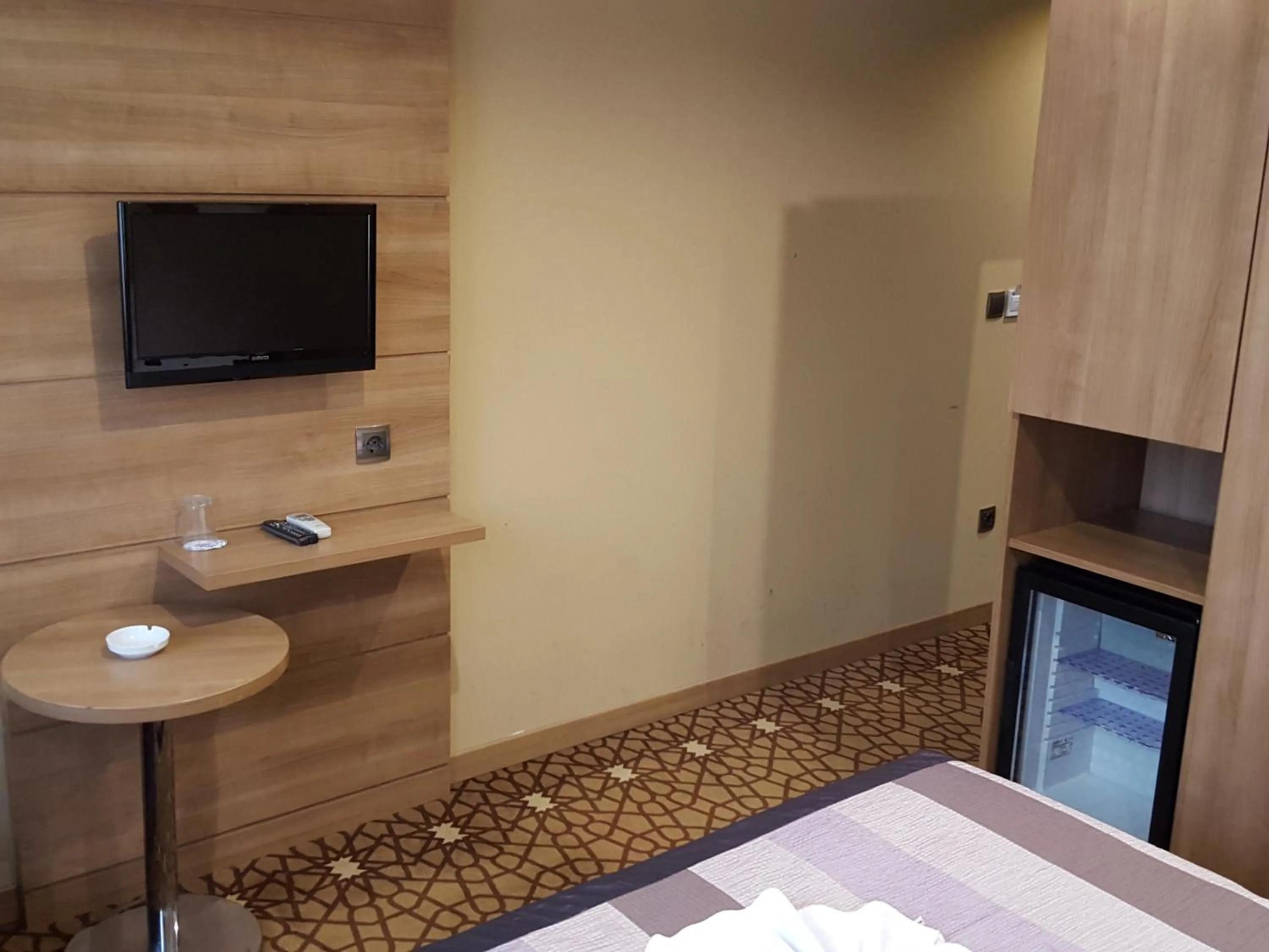 Shower, Bed in Prens Hotel