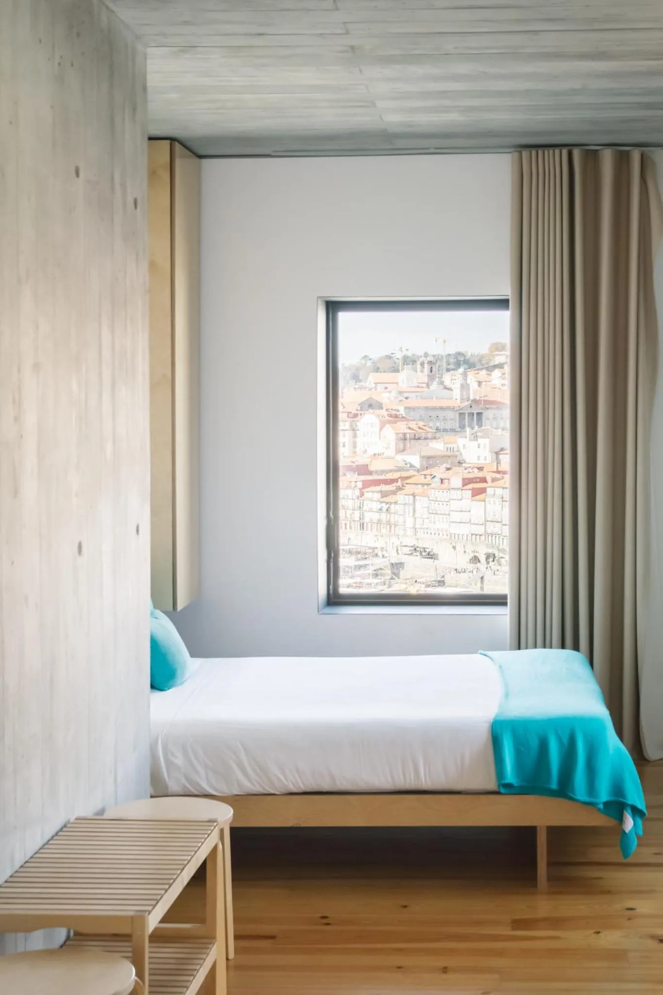 Shower, Bed in Oh! Porto Apartments