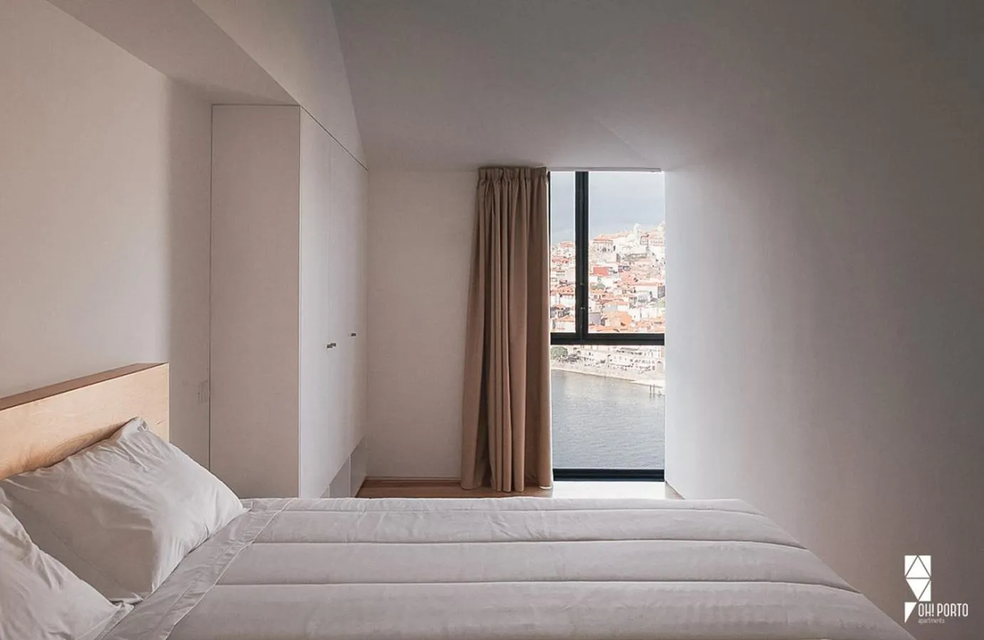 Shower, Bed in Oh! Porto Apartments