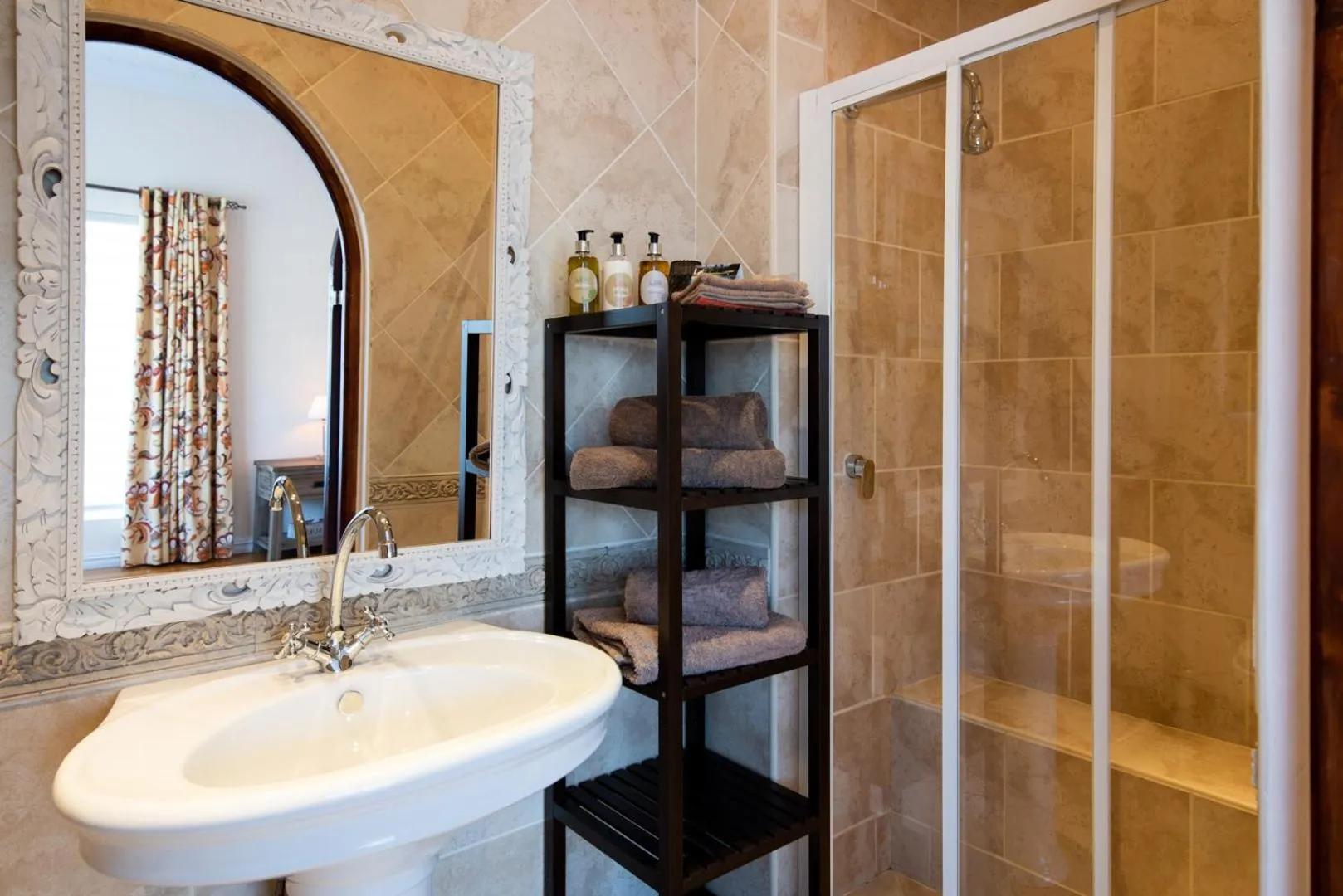 Shower in African Tulip Guesthouse