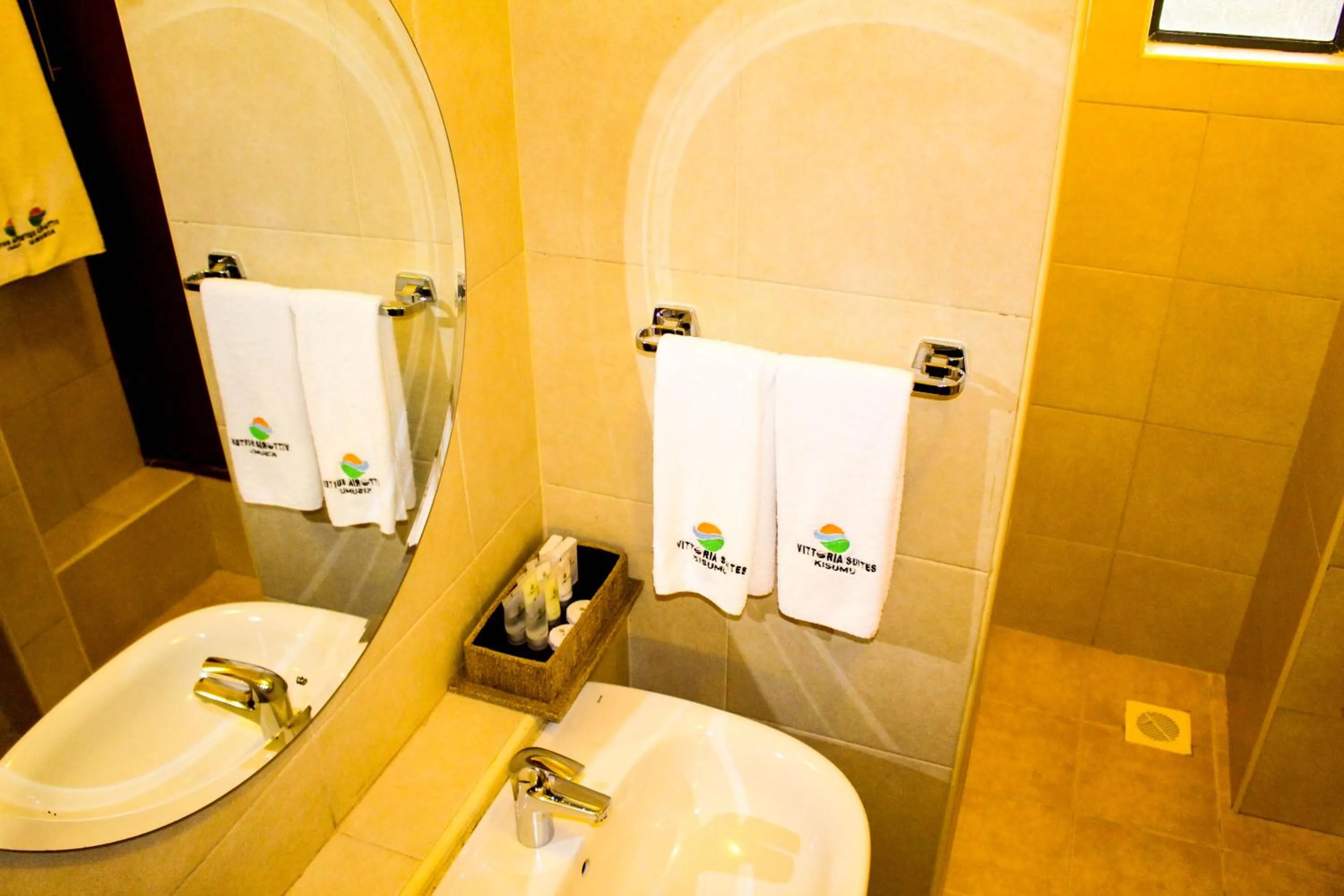 Shower in Vittoria Suites