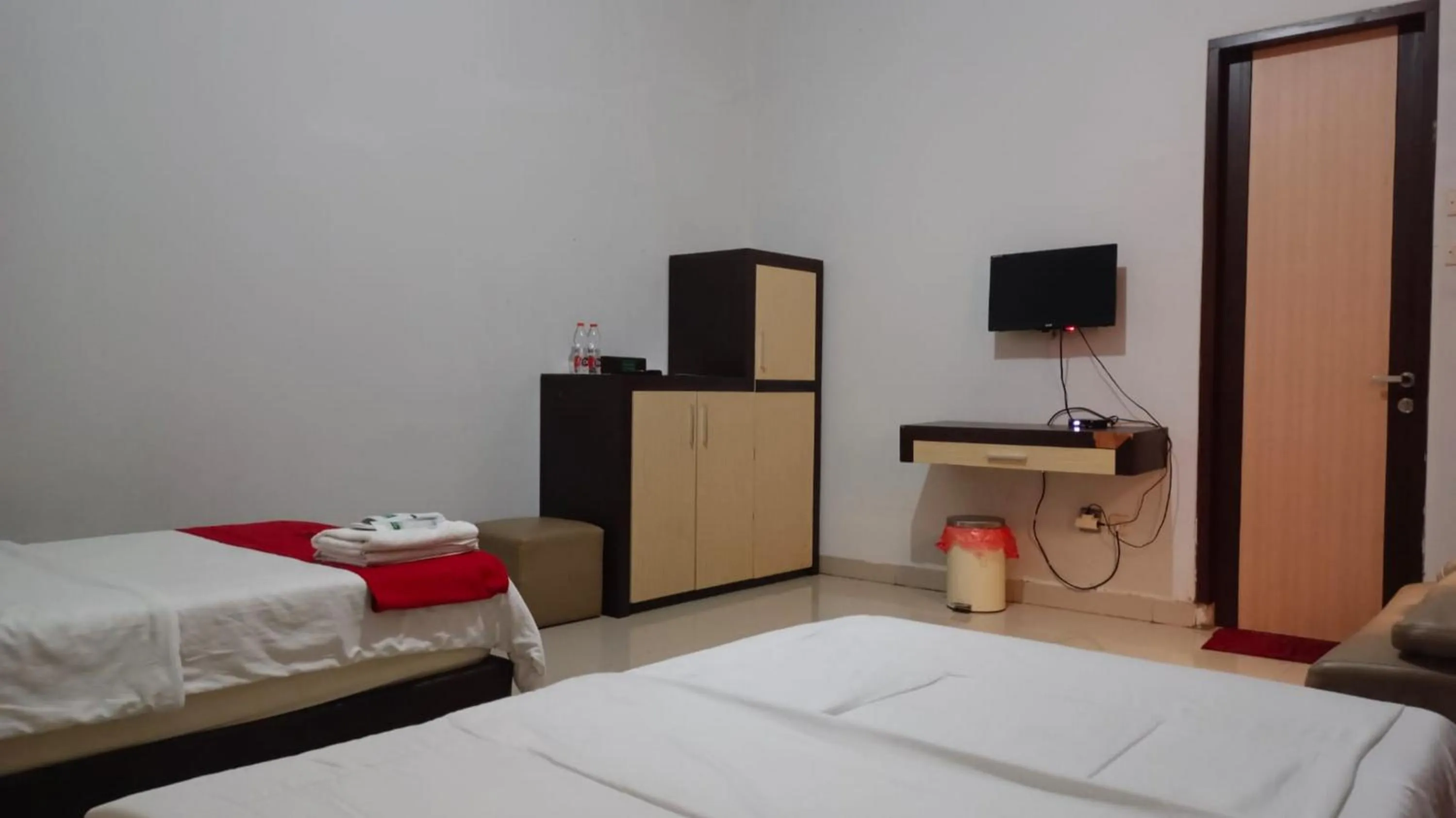 Bedroom, Bed in RedDoorz Syariah at Grand Taufiq Tarakan