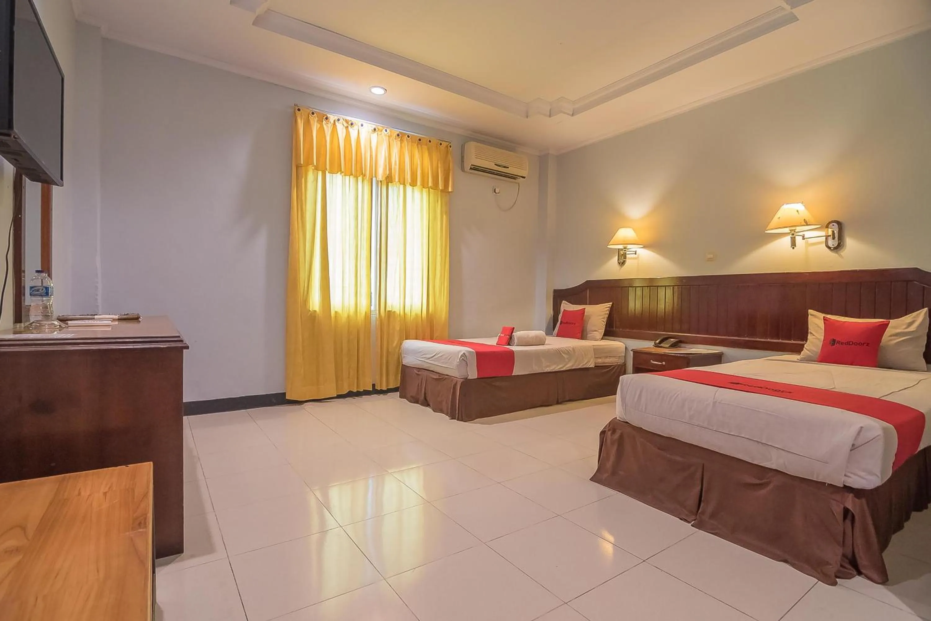 Bed in RedDoorz Syariah at Grand Taufiq Tarakan