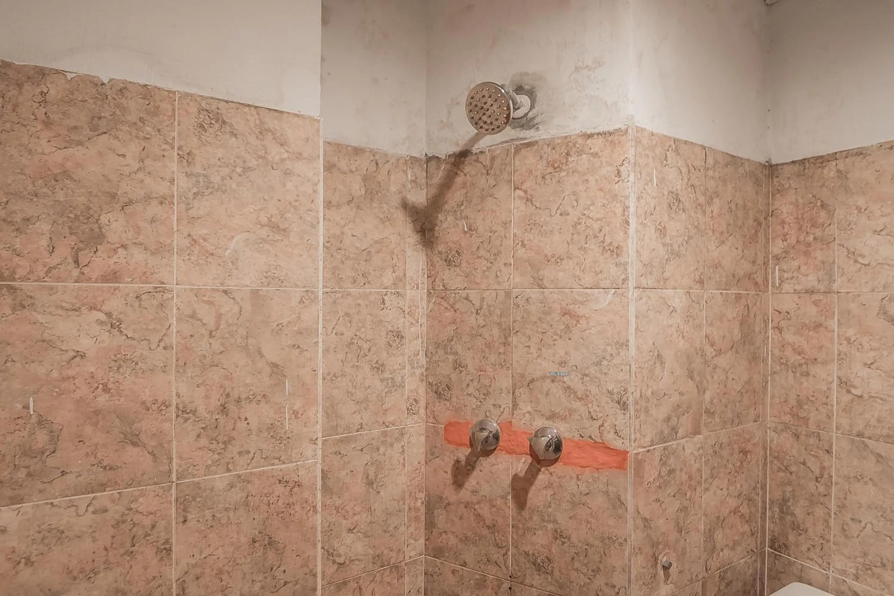 Bathroom in RedDoorz Syariah at Grand Taufiq Tarakan