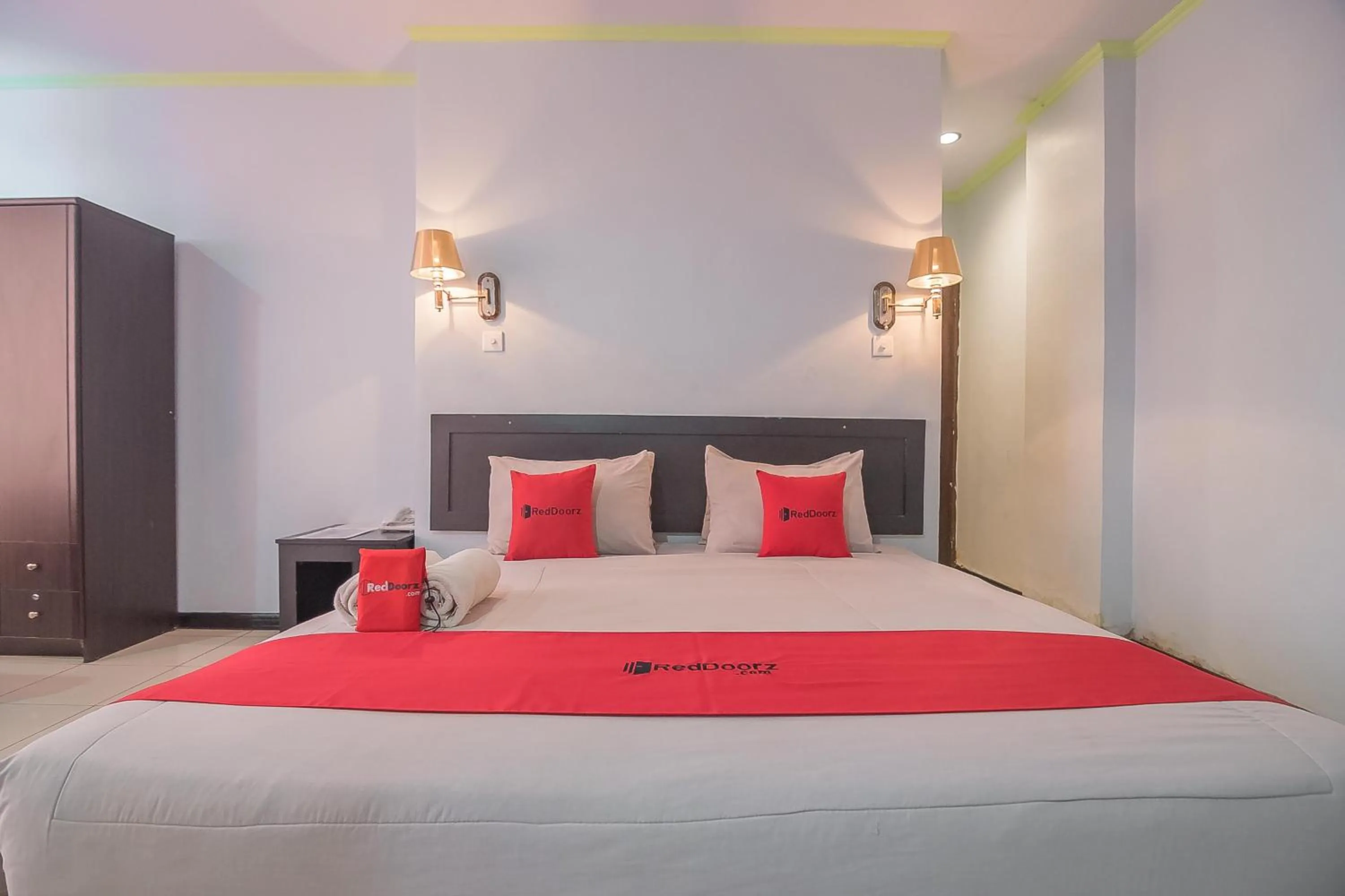 Bedroom, Bed in RedDoorz Syariah at Grand Taufiq Tarakan