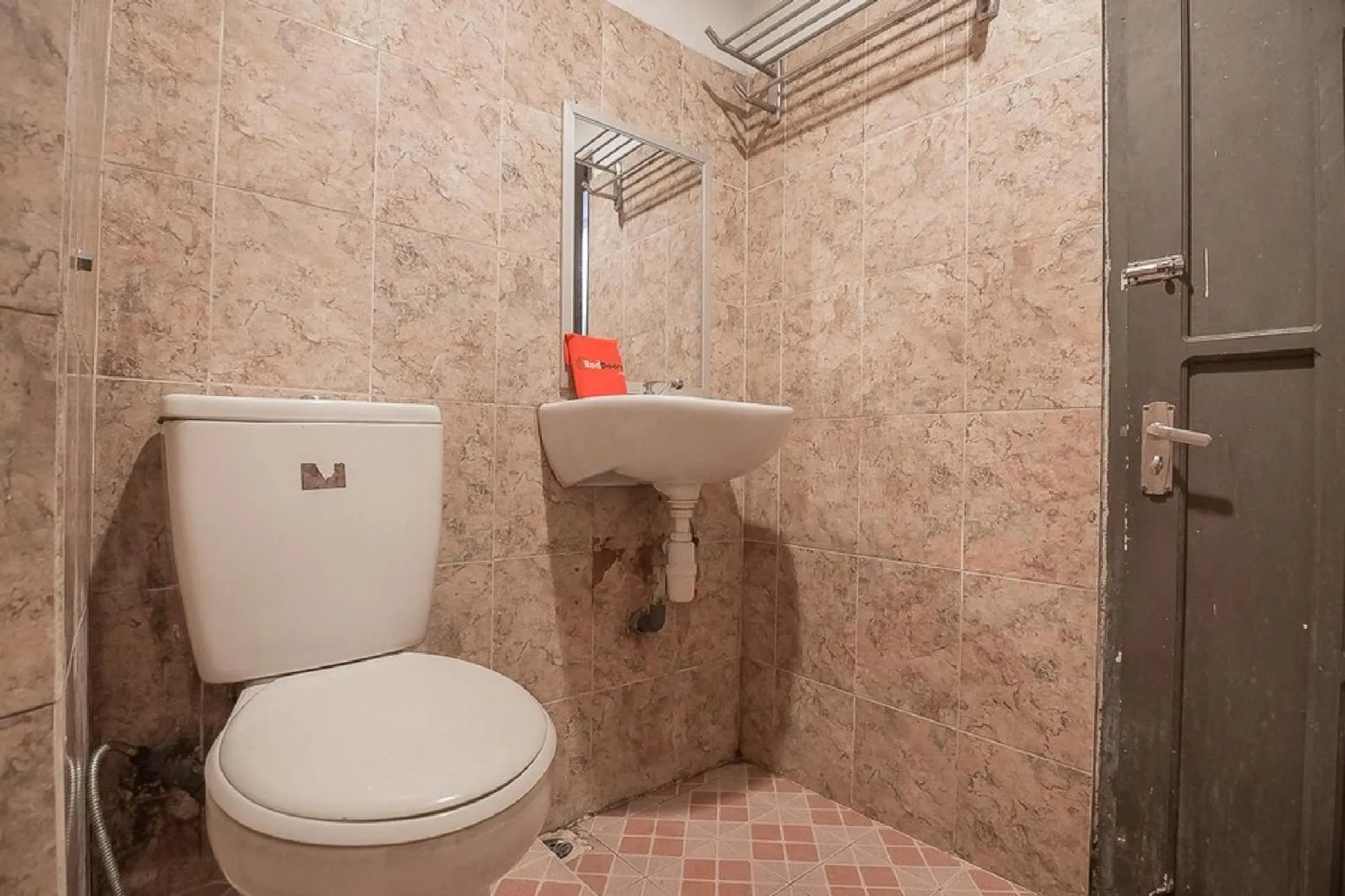 Bathroom in RedDoorz Syariah at Grand Taufiq Tarakan