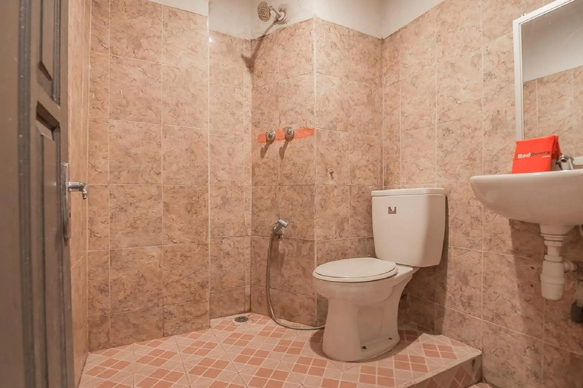 Bathroom in RedDoorz Syariah at Grand Taufiq Tarakan