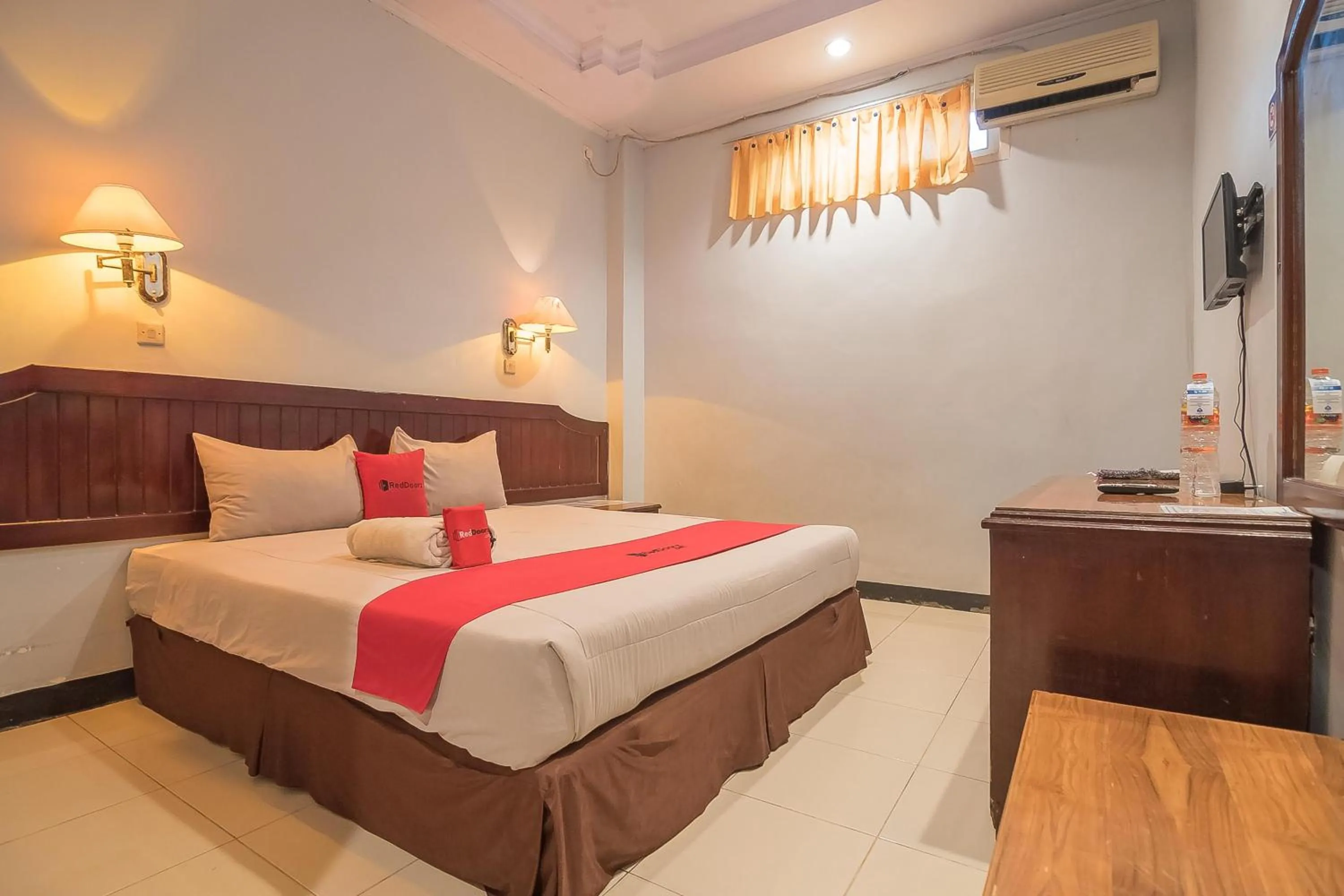 Bedroom, Bed in RedDoorz Syariah at Grand Taufiq Tarakan