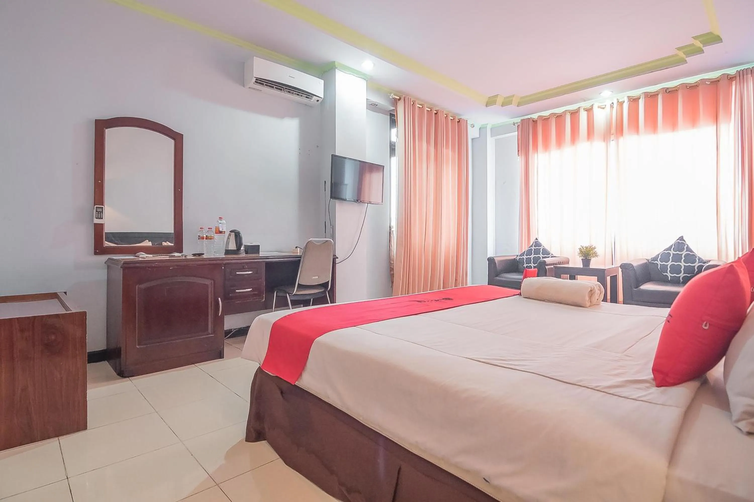 Bedroom, Bed in RedDoorz Syariah at Grand Taufiq Tarakan