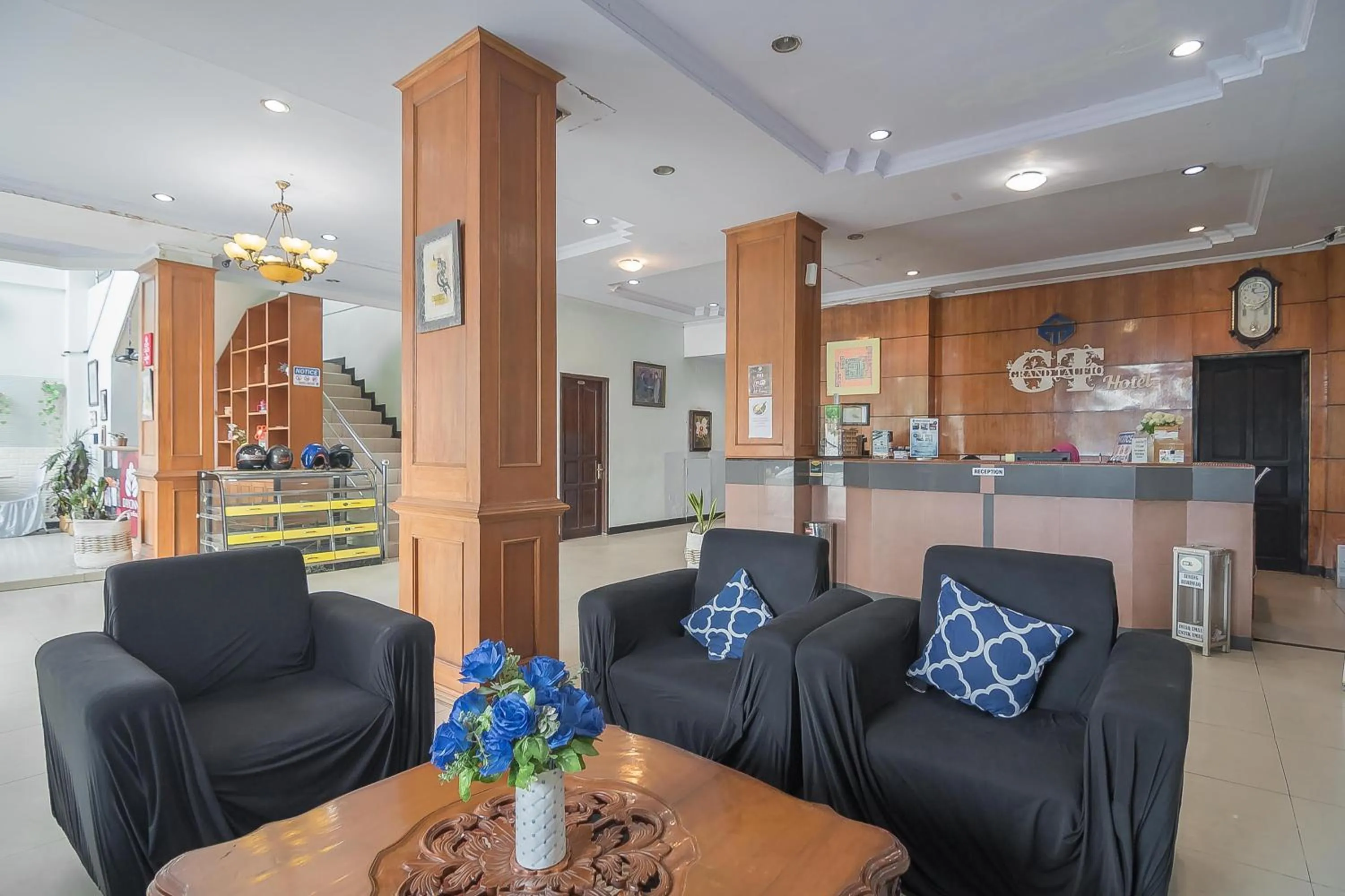 Lobby or reception in RedDoorz Syariah at Grand Taufiq Tarakan