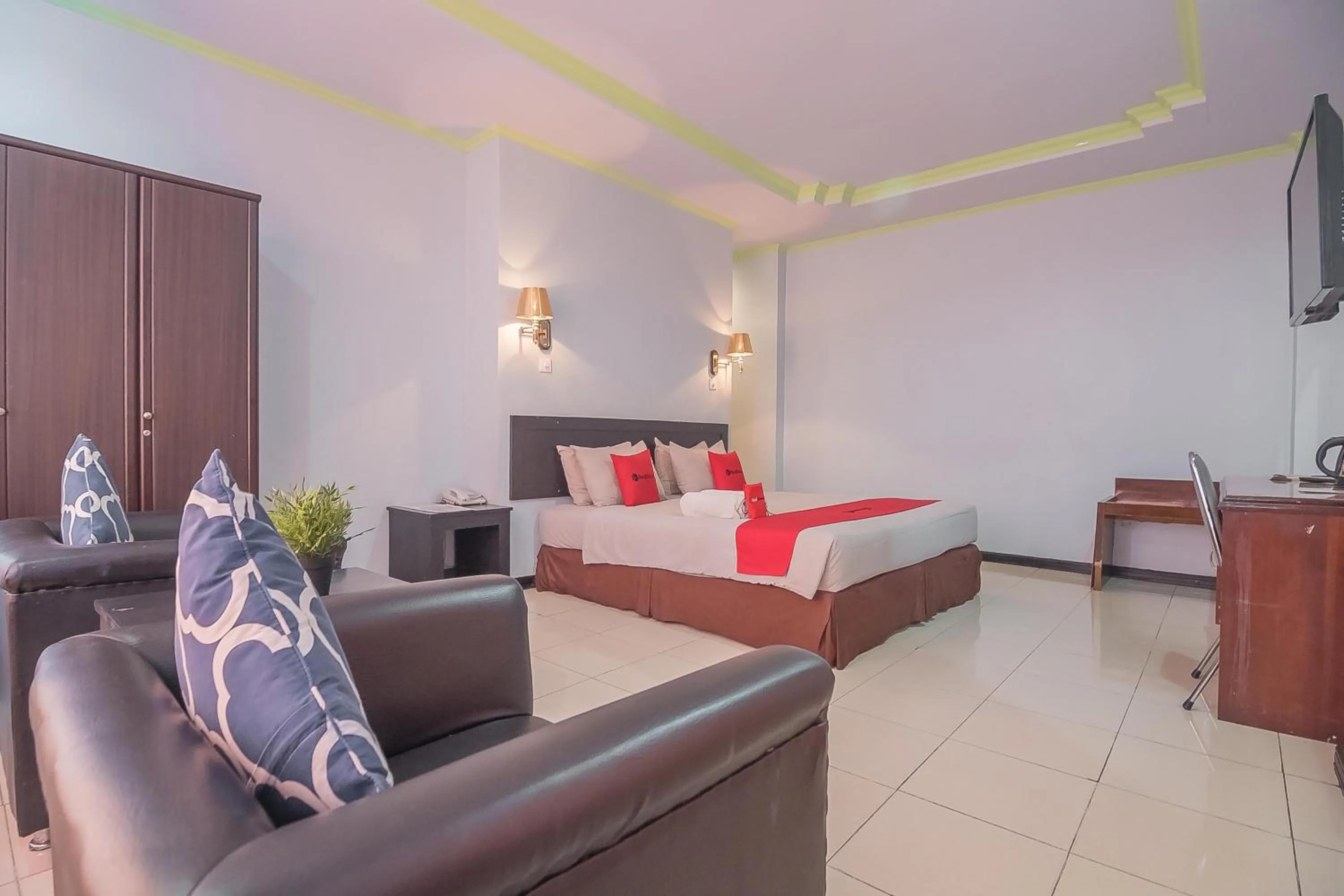 Bedroom, Bed in RedDoorz Syariah at Grand Taufiq Tarakan