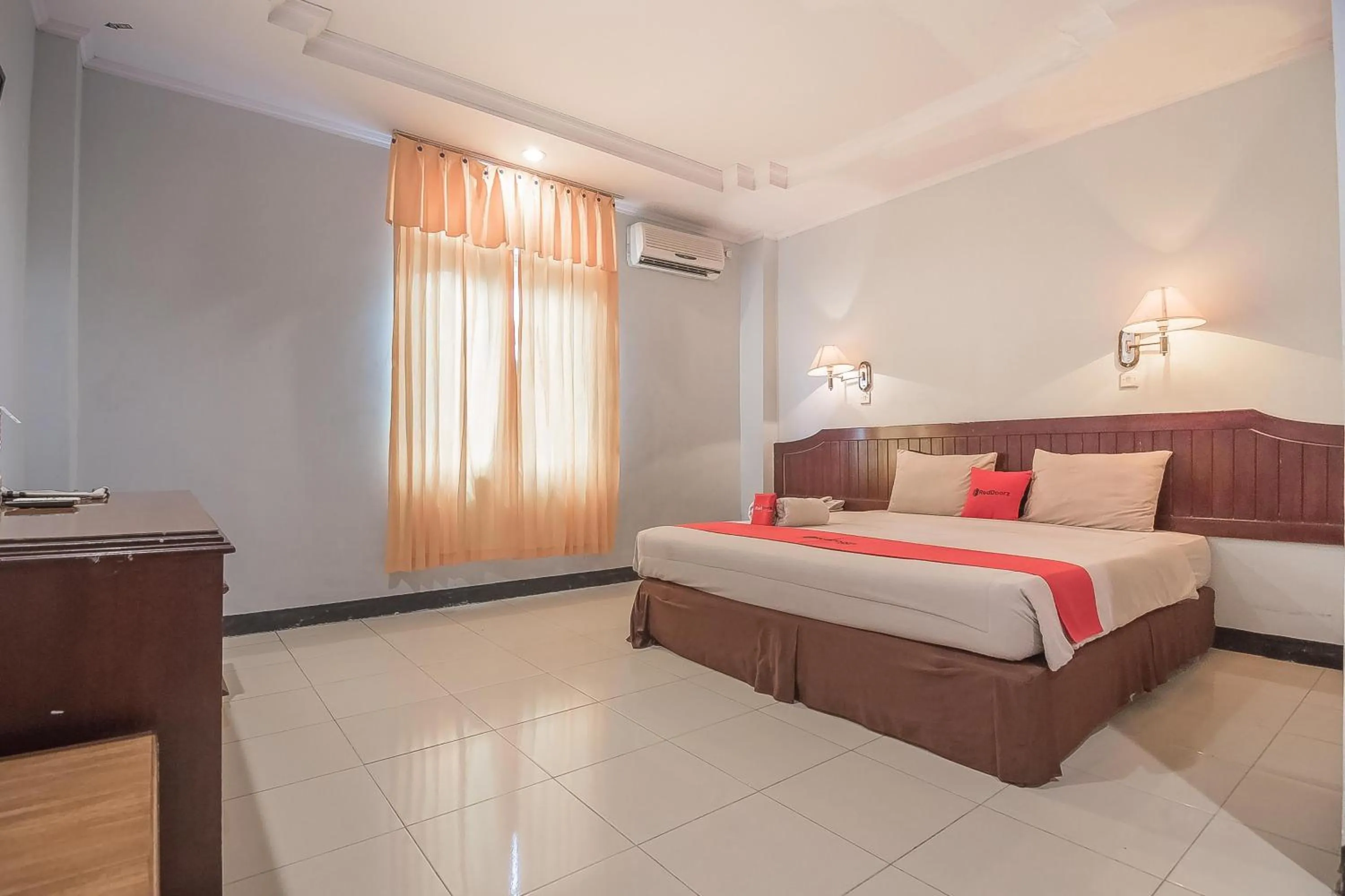 Bedroom, Bed in RedDoorz Syariah at Grand Taufiq Tarakan