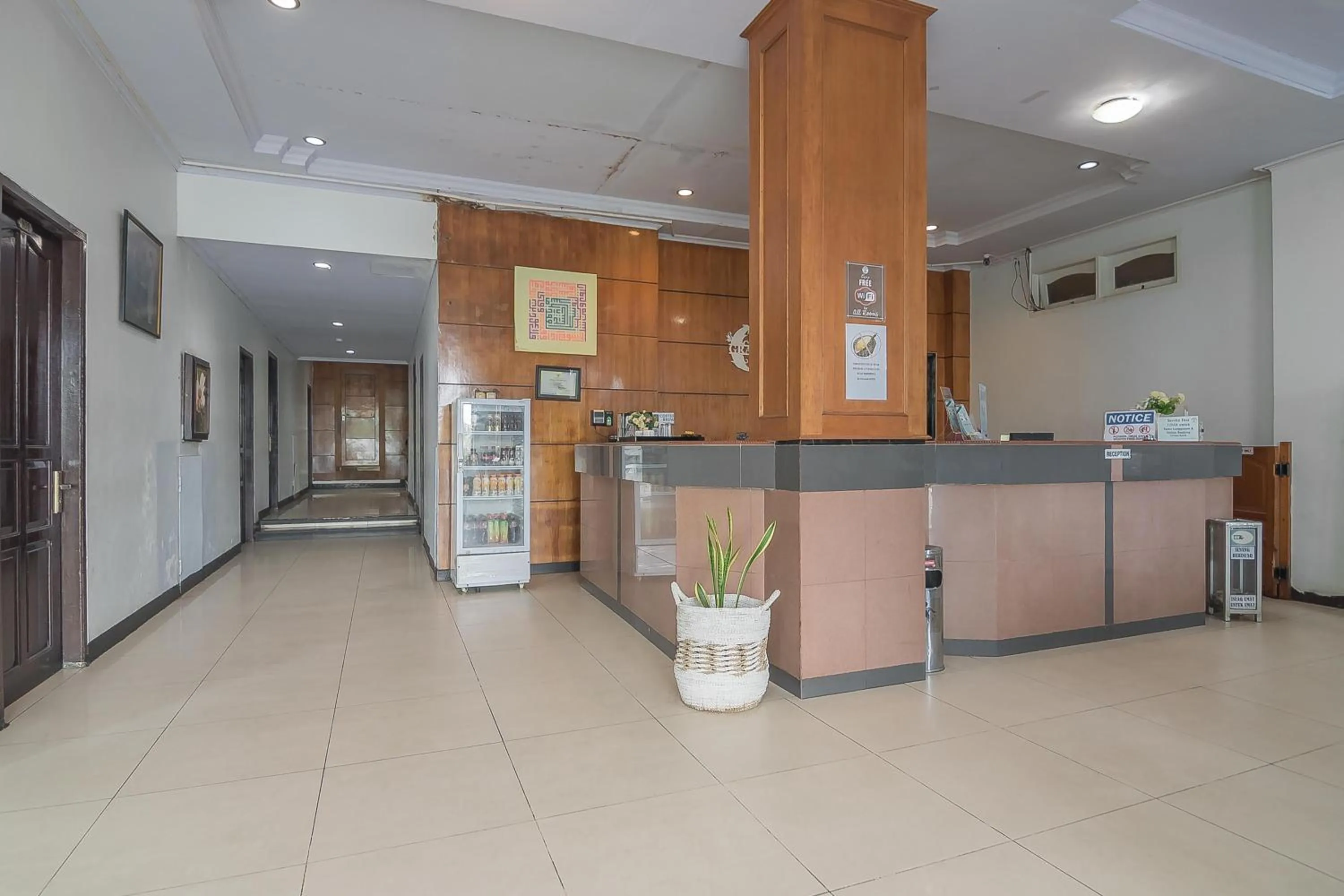 Lobby or reception in RedDoorz Syariah at Grand Taufiq Tarakan