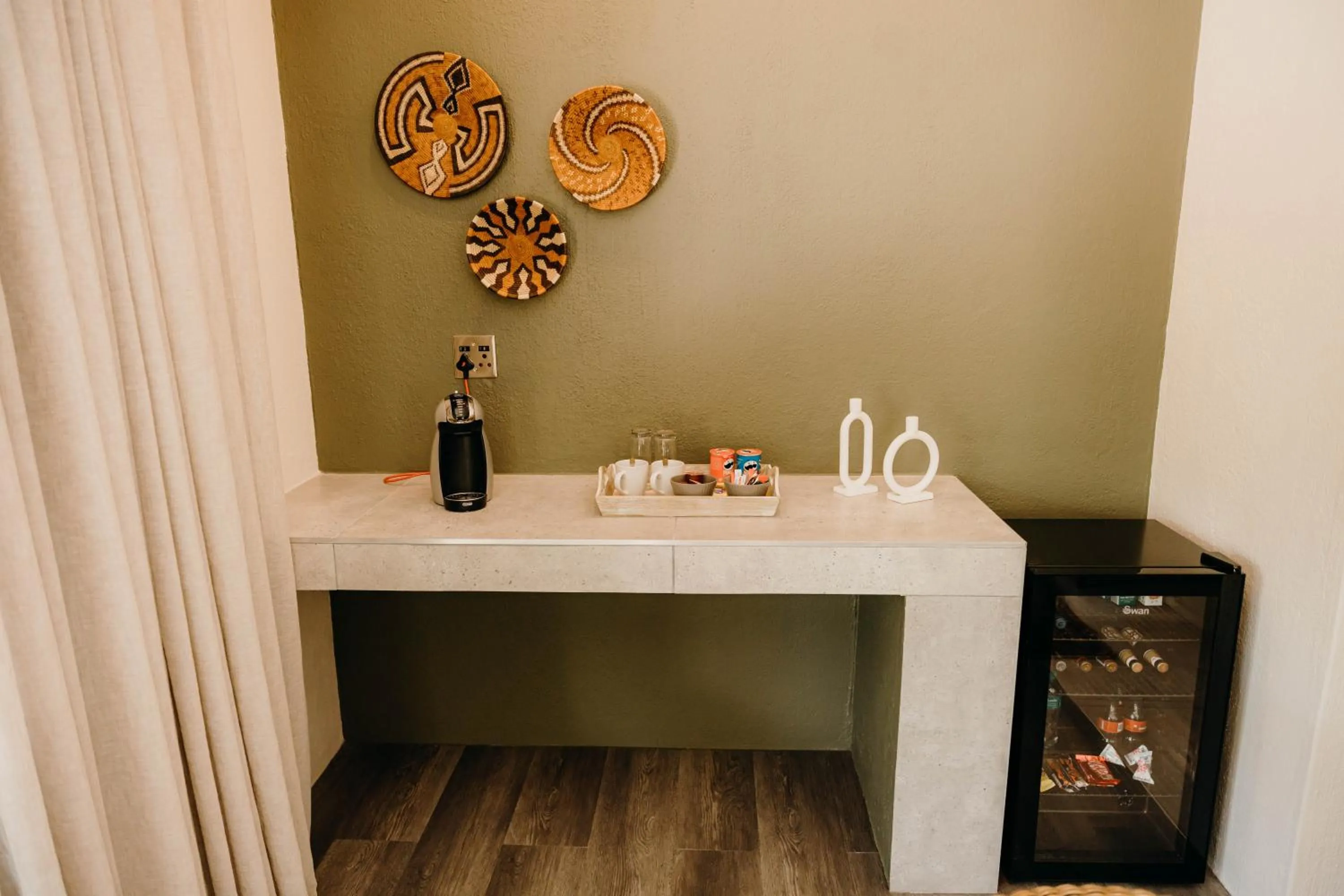 Coffee/tea facilities in Bambuu Lakeside Lodge