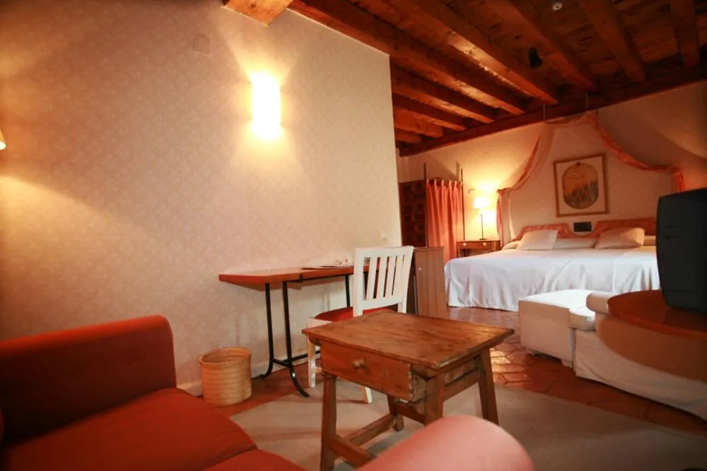 Photo of the whole room, Bed in El Hotel De La Villa