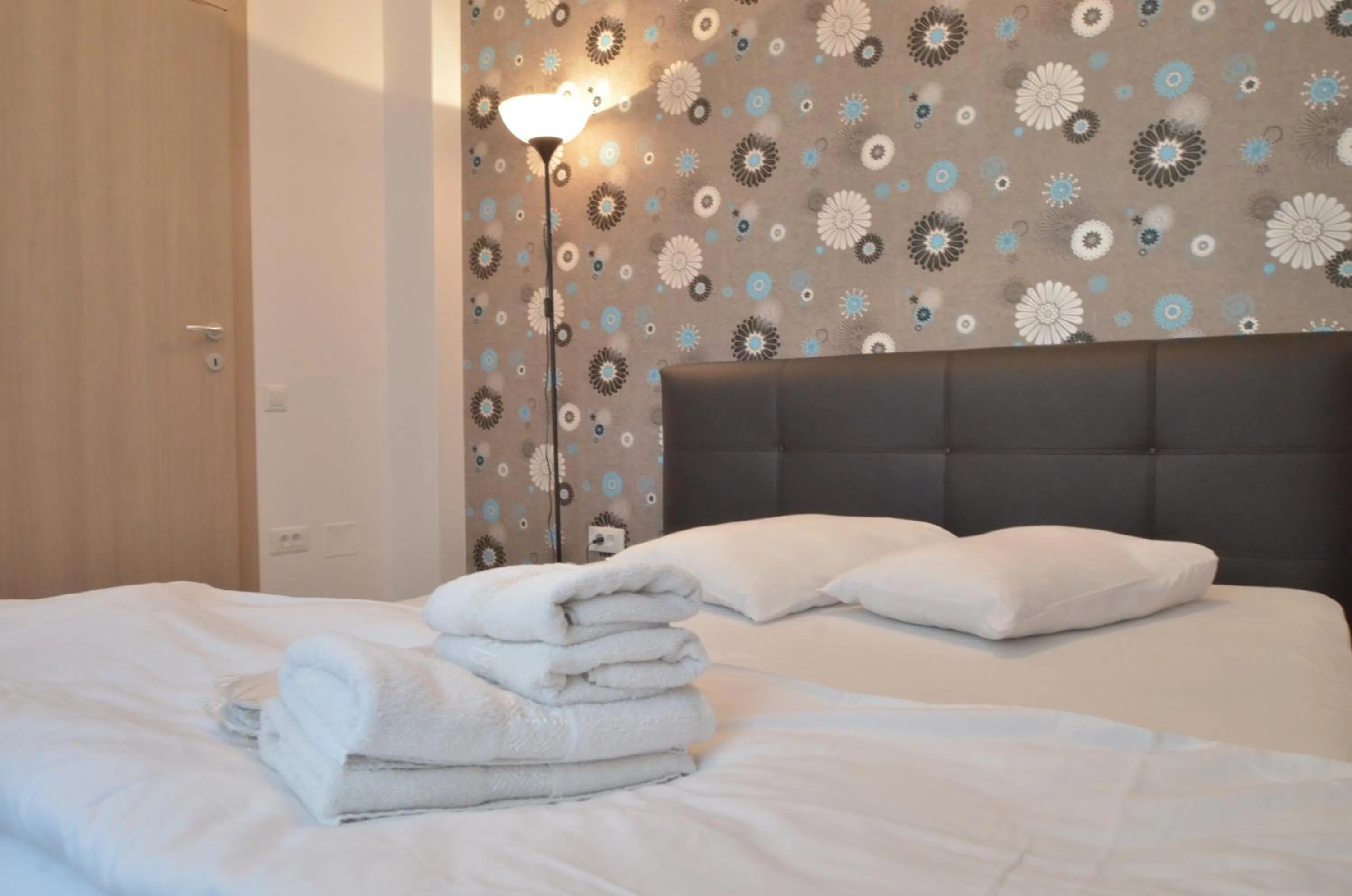 Bedroom, Bed in Uptown Residence Apartments