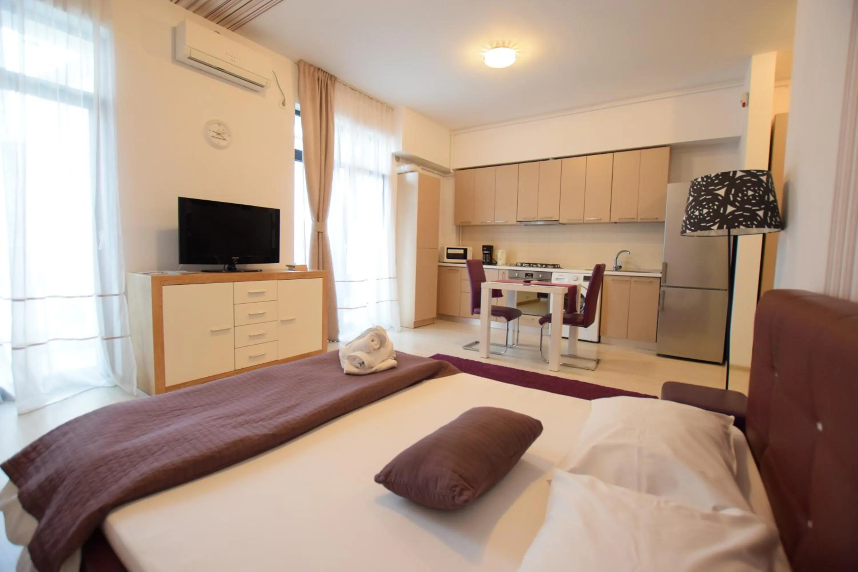 Communal lounge/ TV room, Bed in Uptown Residence Apartments