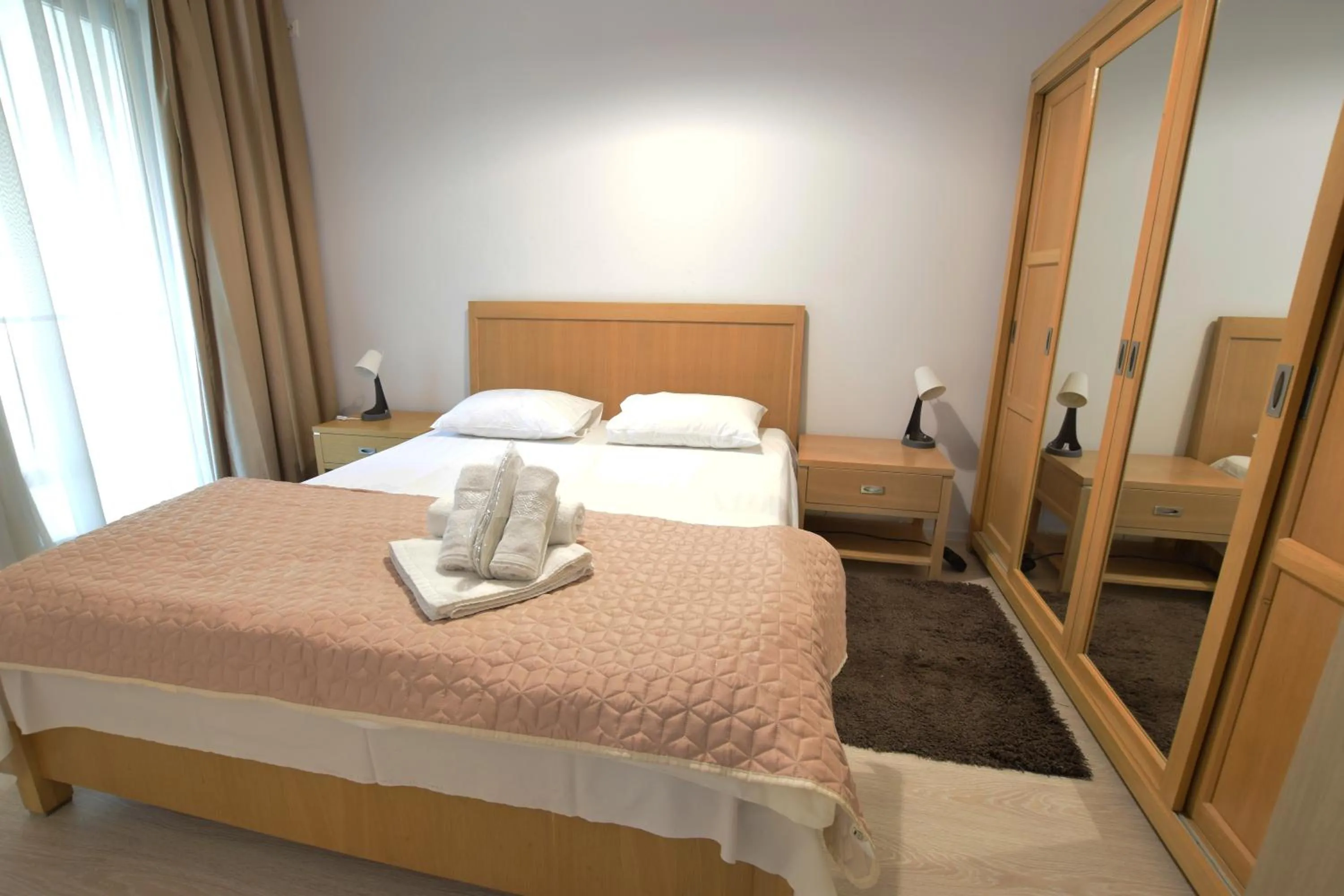 Bedroom, Bed in Uptown Residence Apartments