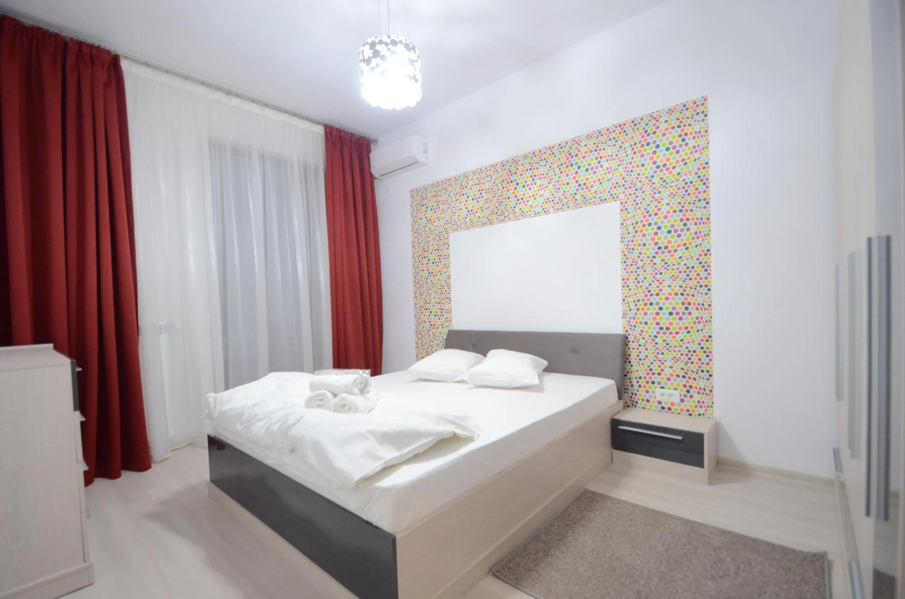 Bedroom, Bed in Uptown Residence Apartments