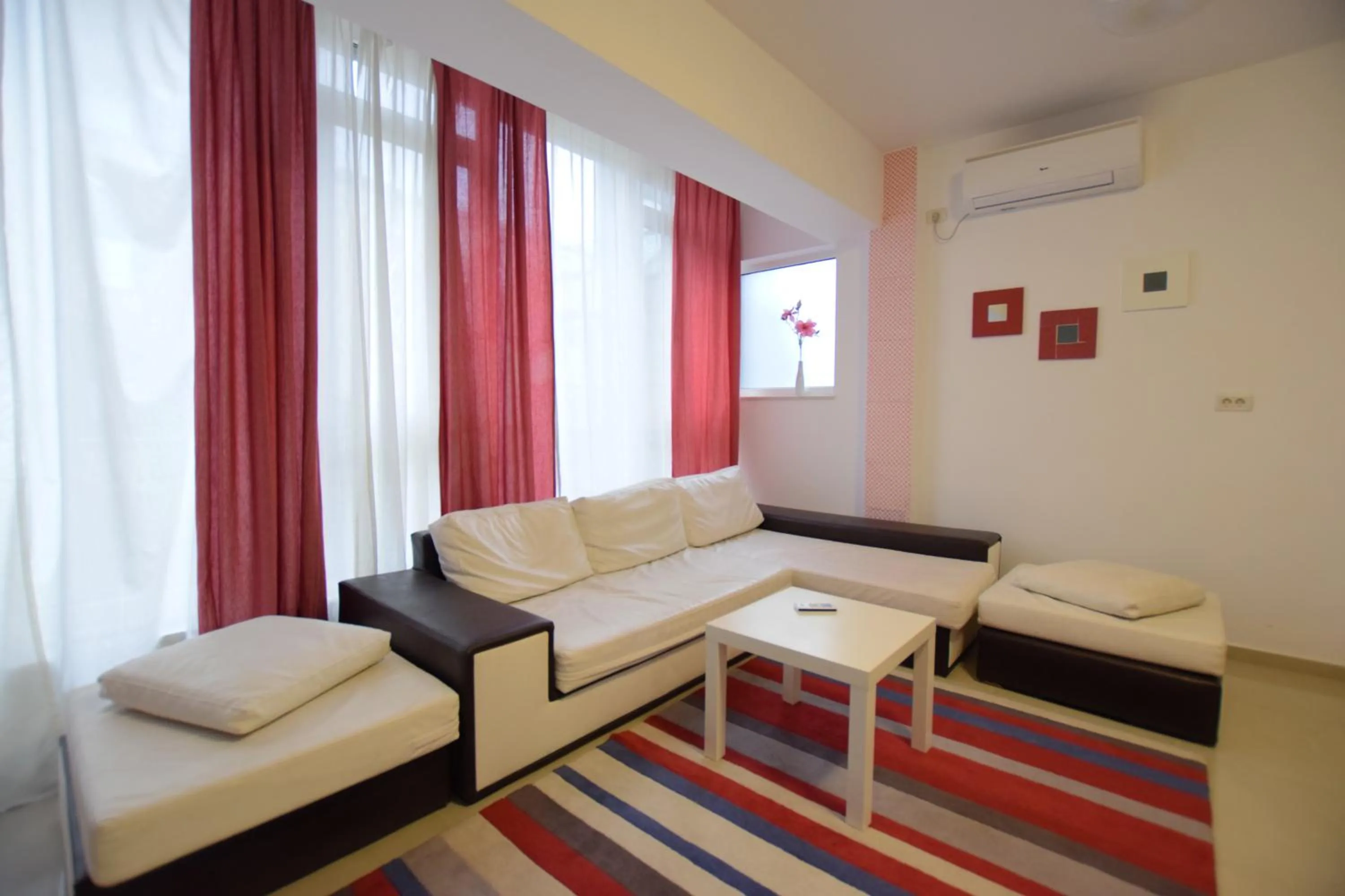 Living room, Bed in Decebal Residence Apartments