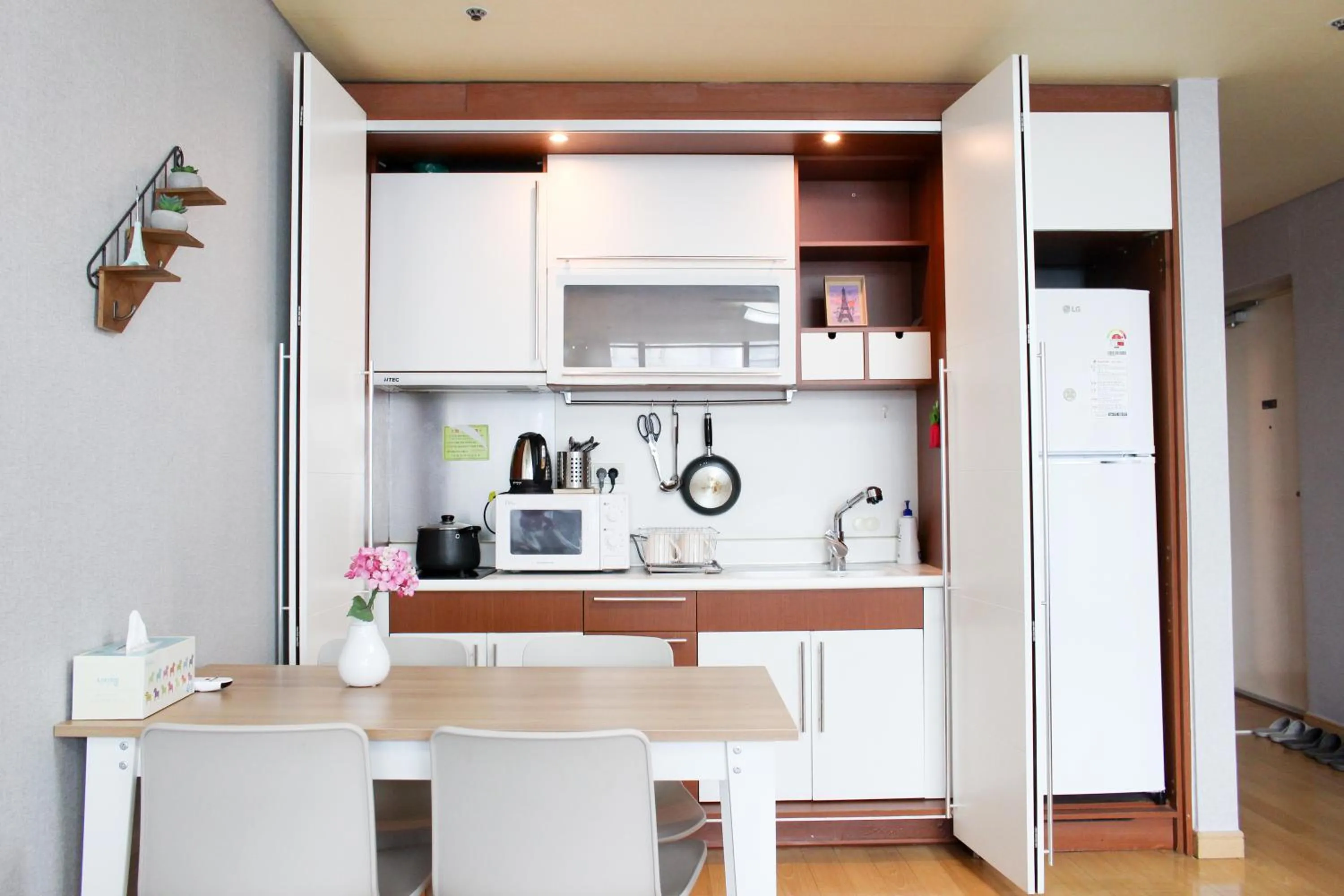 Dining area, Kitchen/Kitchenette in Sam Stay Hongdae