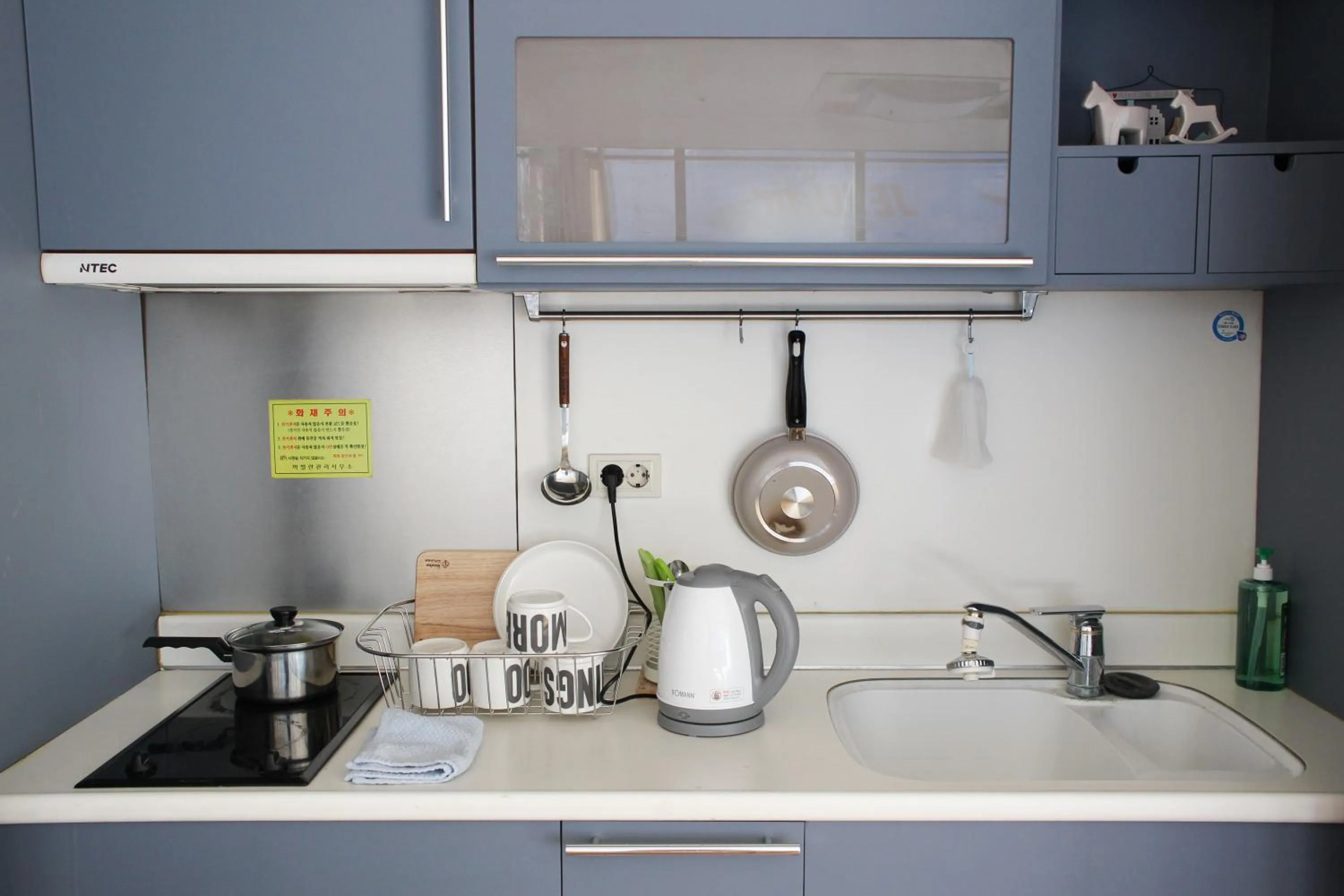 Coffee/tea facilities, Kitchen/Kitchenette in Sam Stay Hongdae