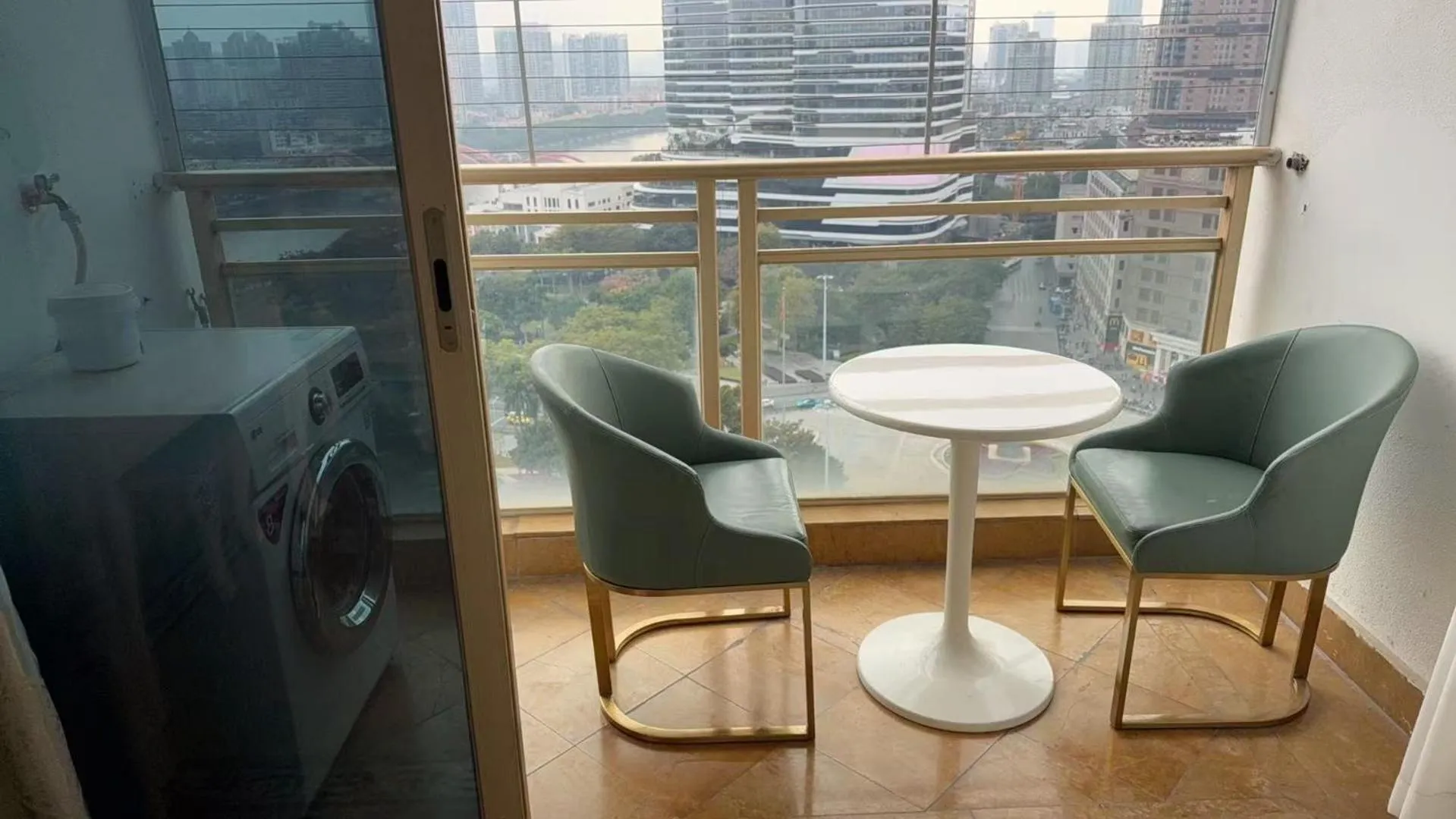 Balcony/Terrace in WAIFIDEN Guangzhou HaiZhu Square WanYi Apartment