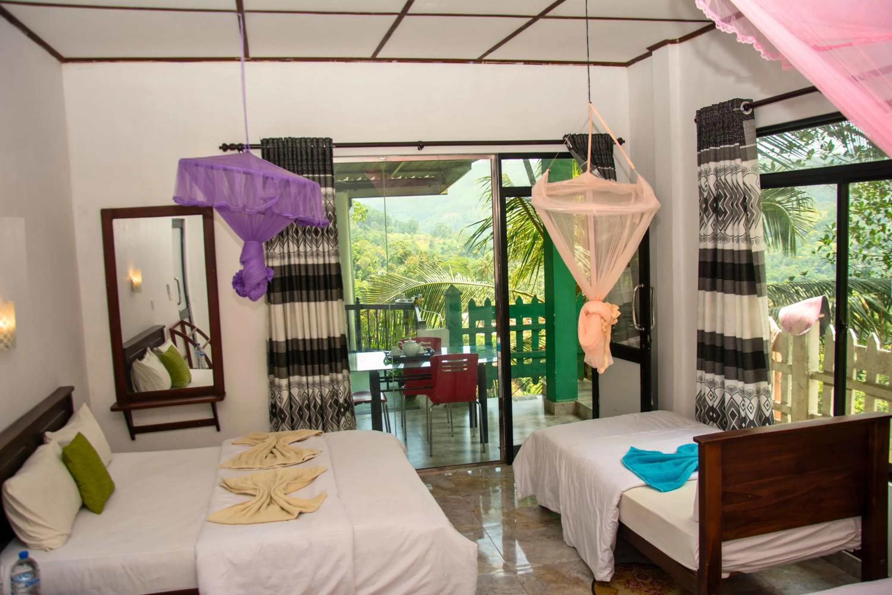 Photo of the whole room, Bed in 9 Arch view rest inn