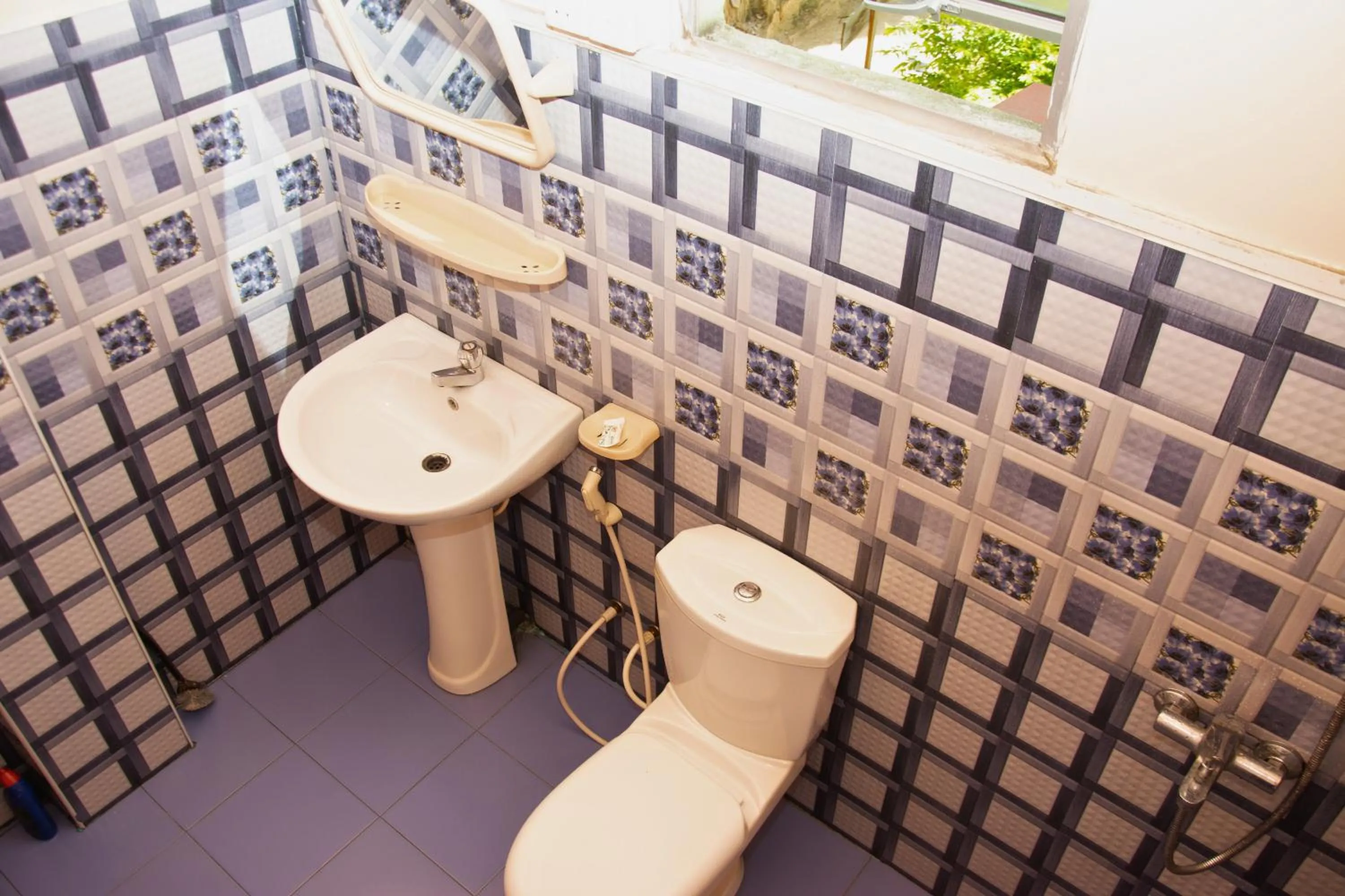 Bathroom in 9 Arch view rest inn