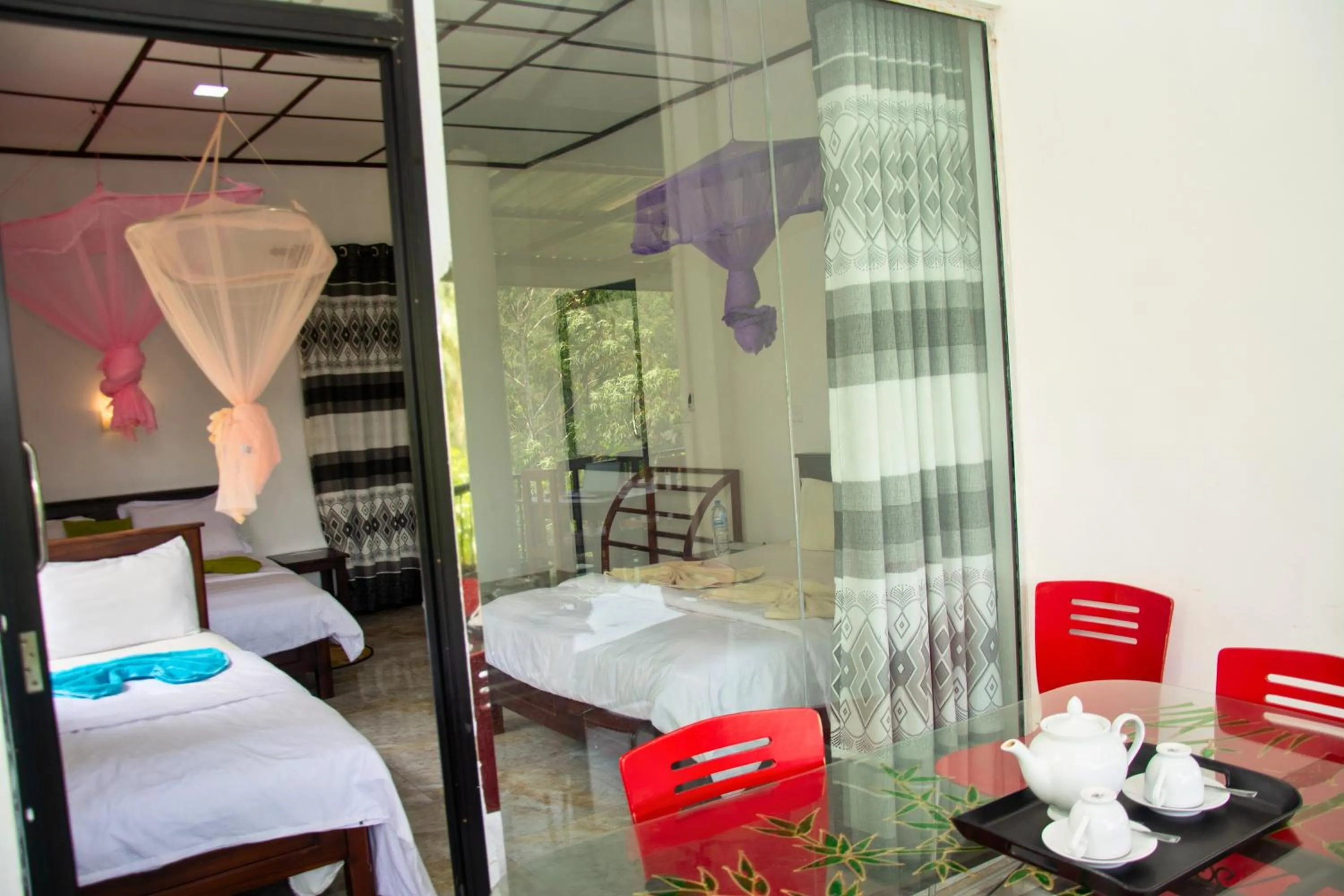 Dining area, Bed in 9 Arch view rest inn