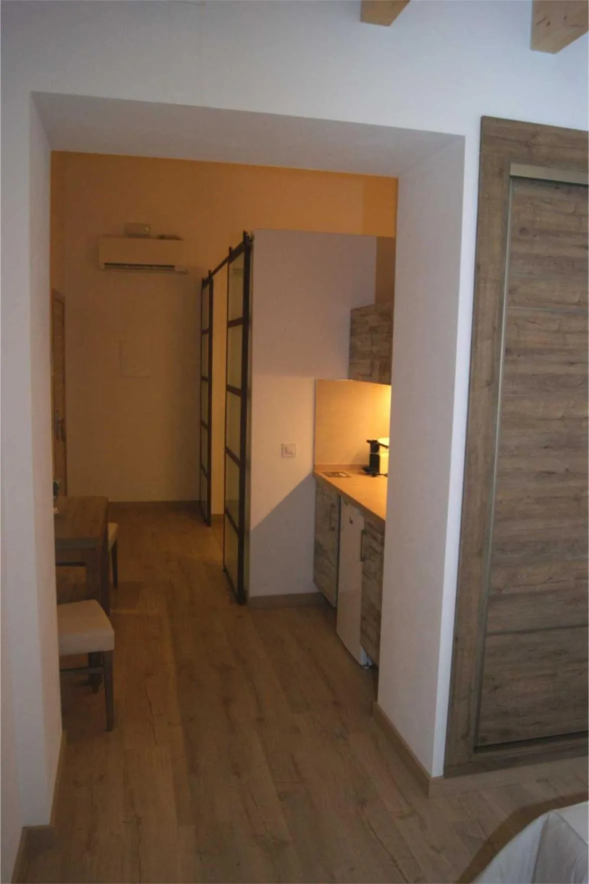 Kitchen or kitchenette, Bed in Petit Hotel C'an Mel