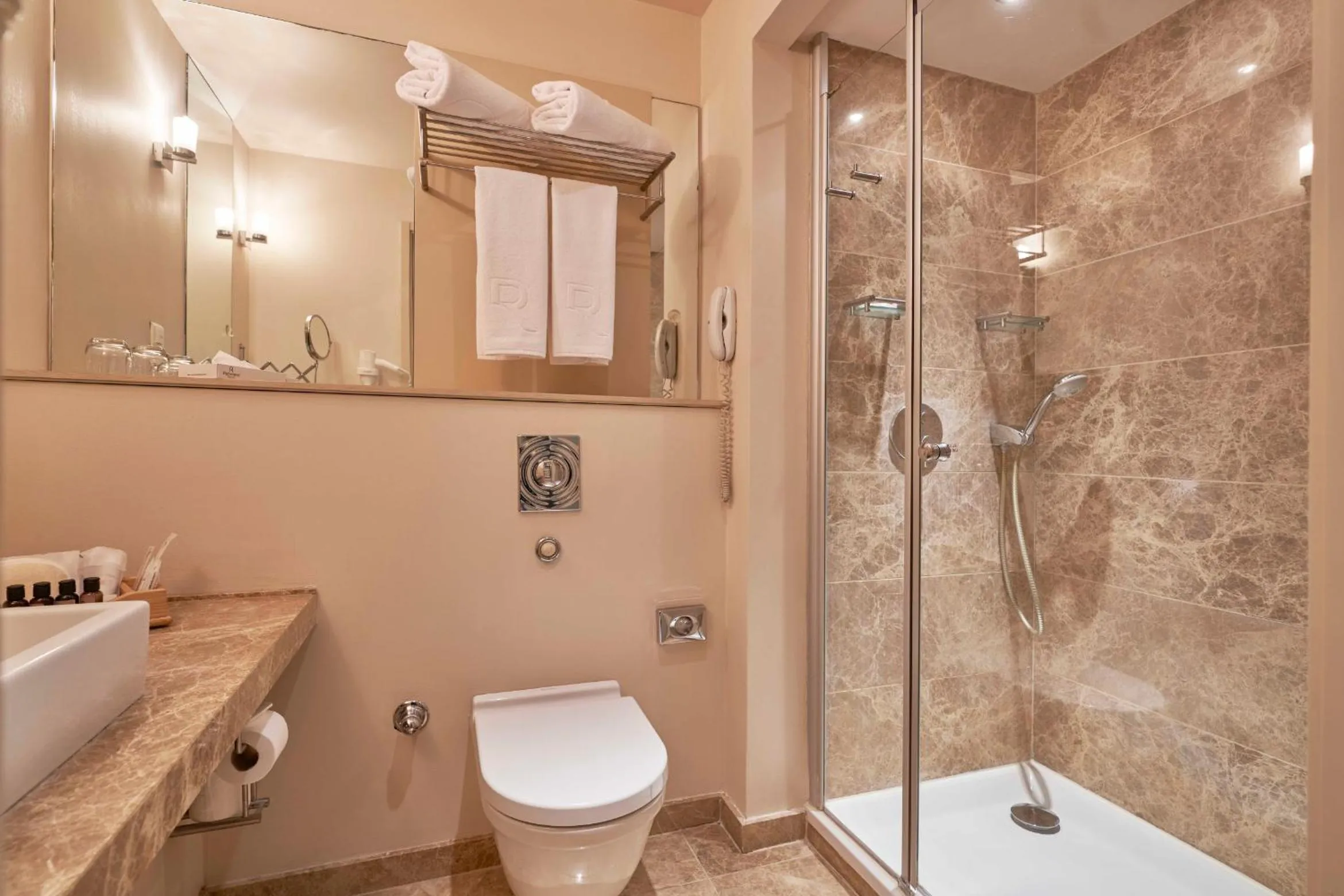 Shower in Richmond Nua Wellness Spa - Adult Only