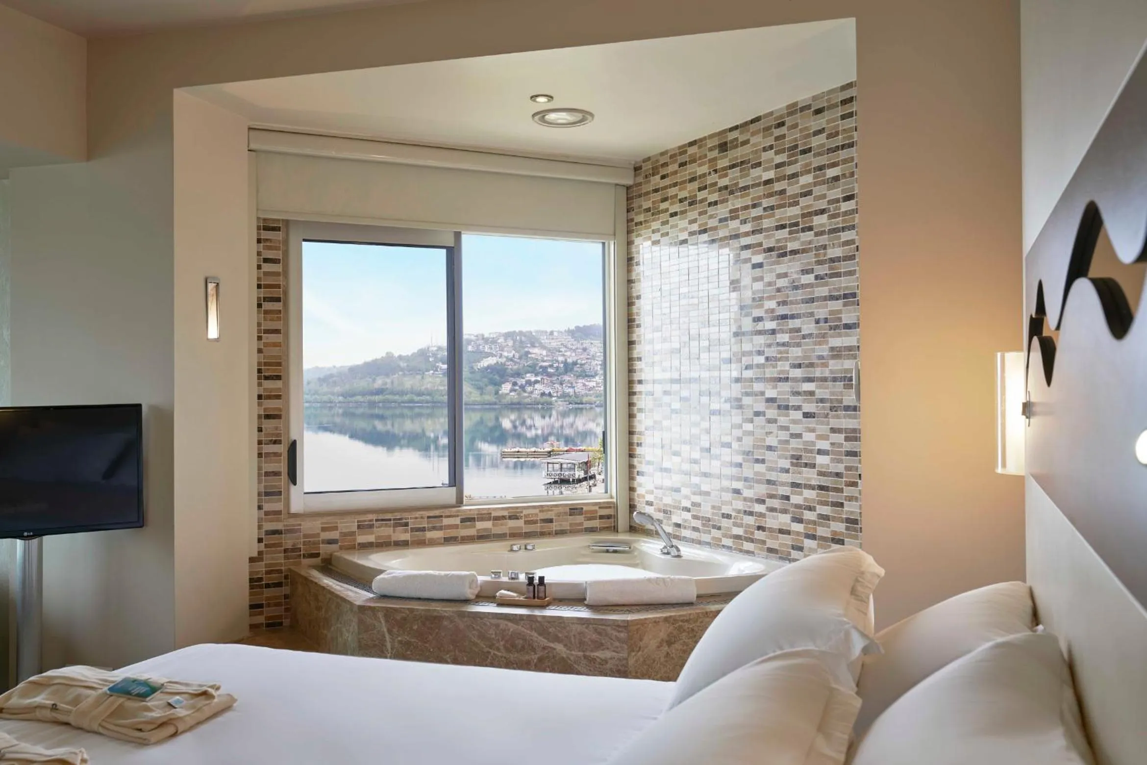 Bed in Richmond Nua Wellness Spa - Adult Only