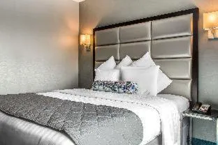 Bed in Umbrella Hotel Bronx