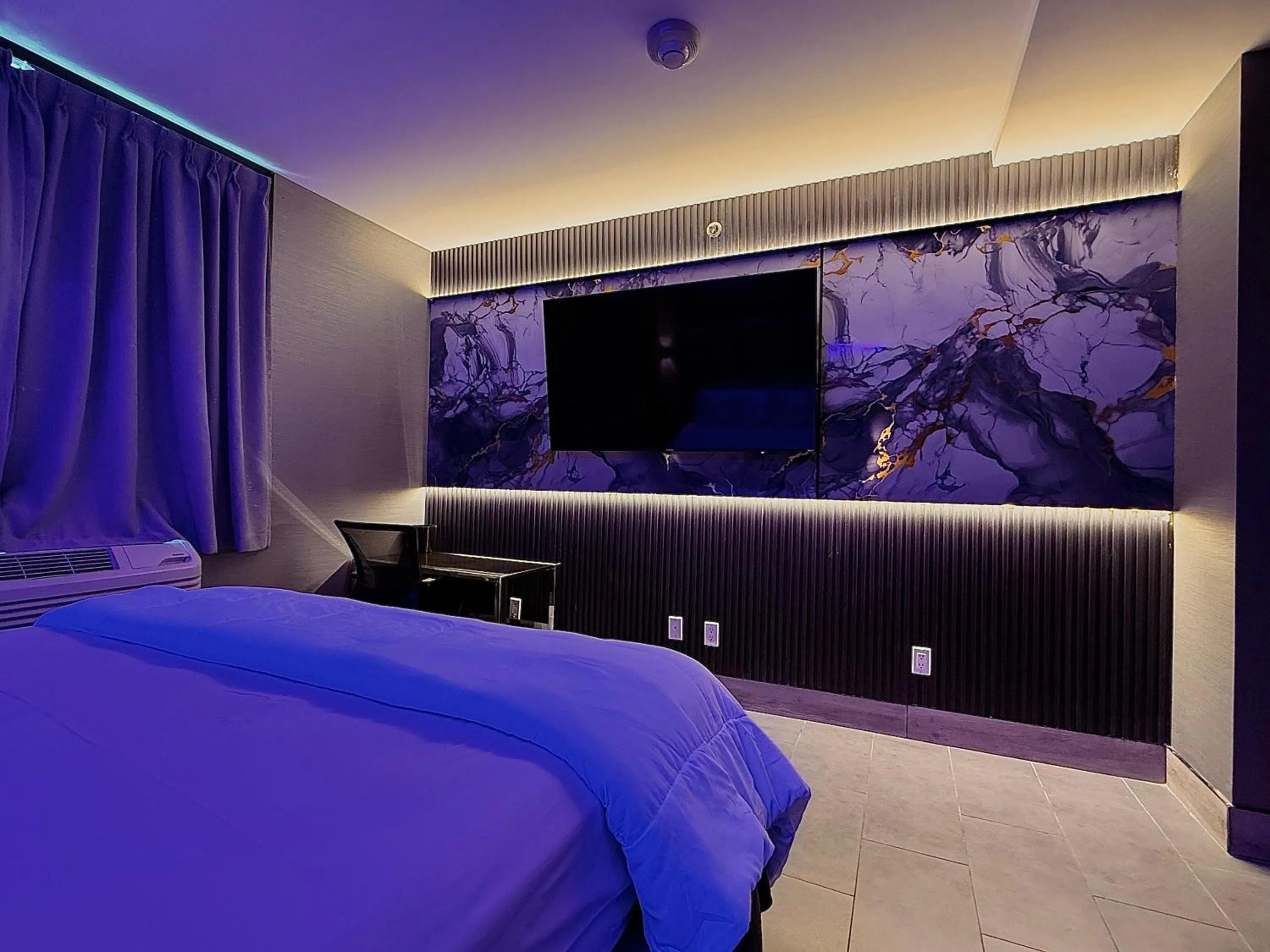 Bed in Umbrella Hotel Bronx