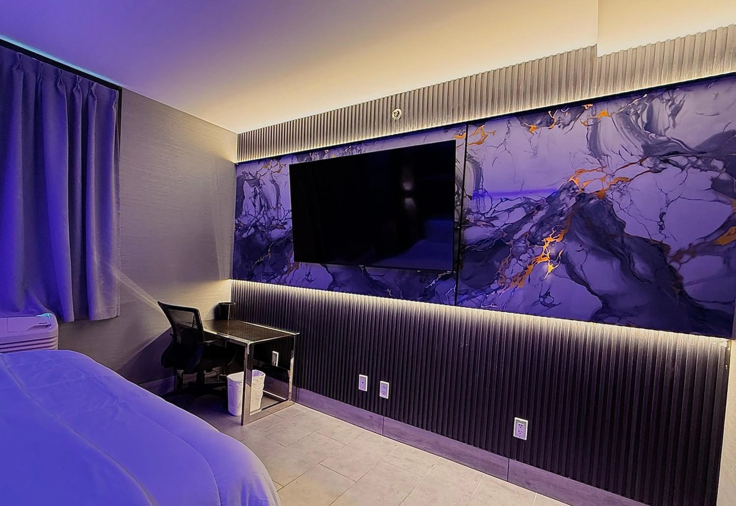 Bed in Umbrella Hotel Bronx