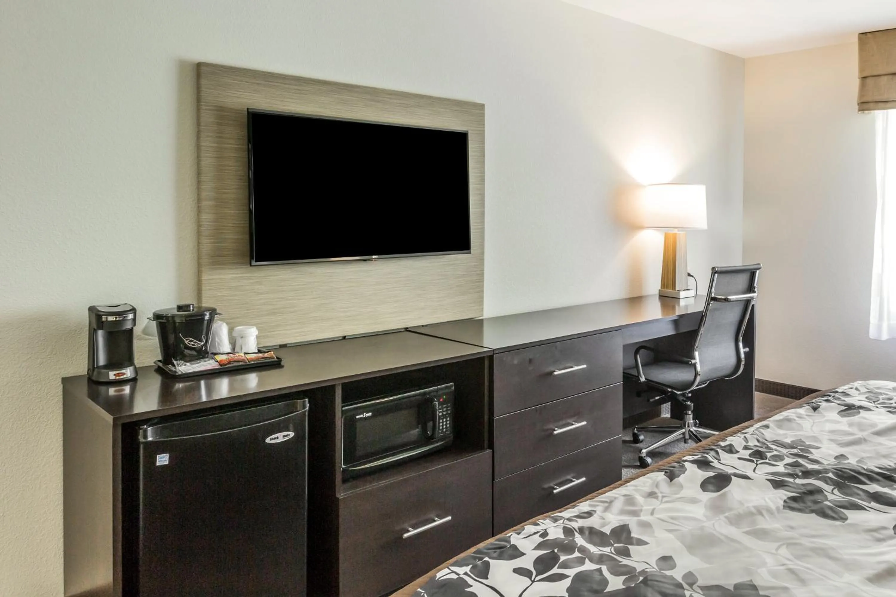 TV and multimedia in Sleep Inn & Suites Dayton South