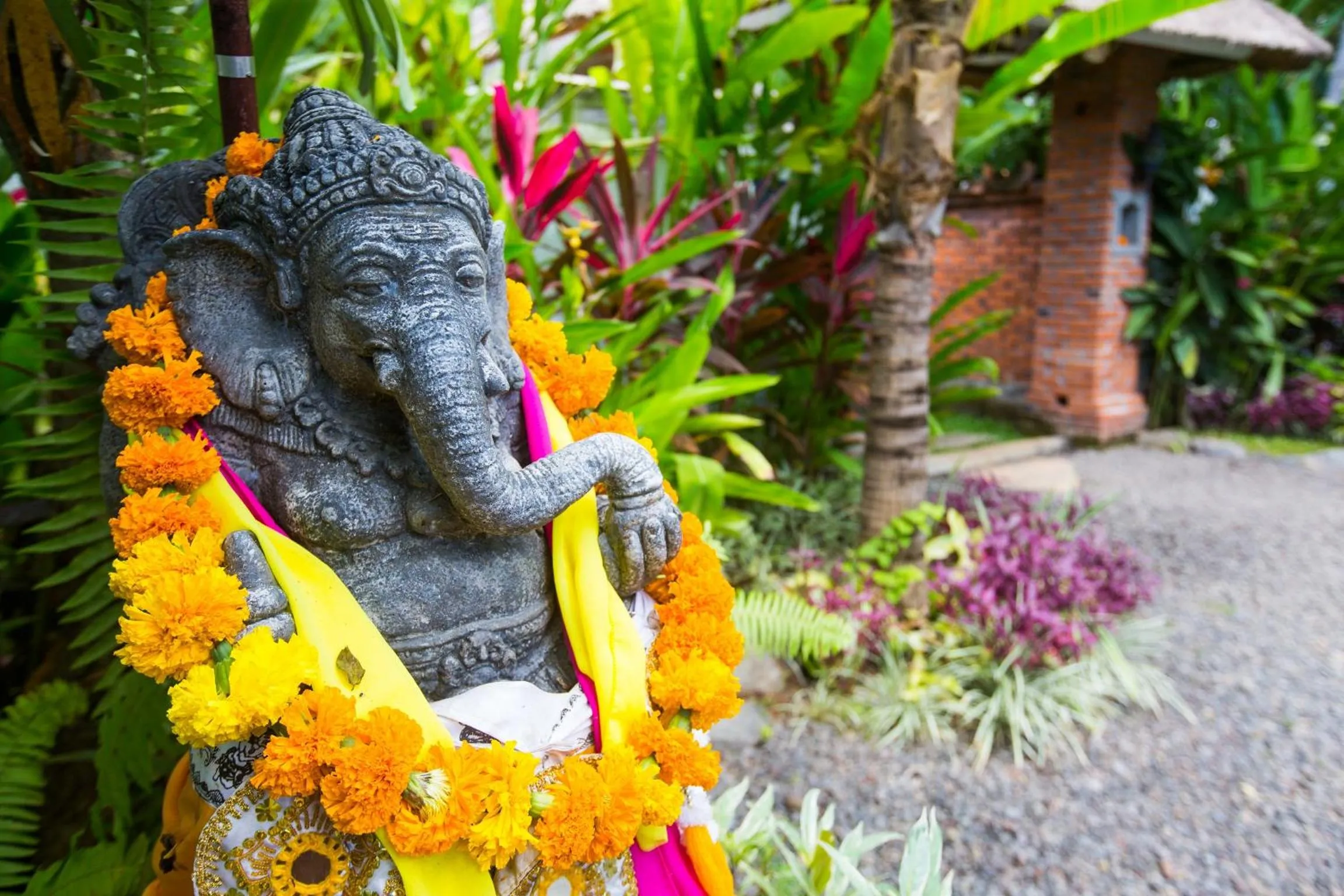 Facade/entrance in Lata Lama